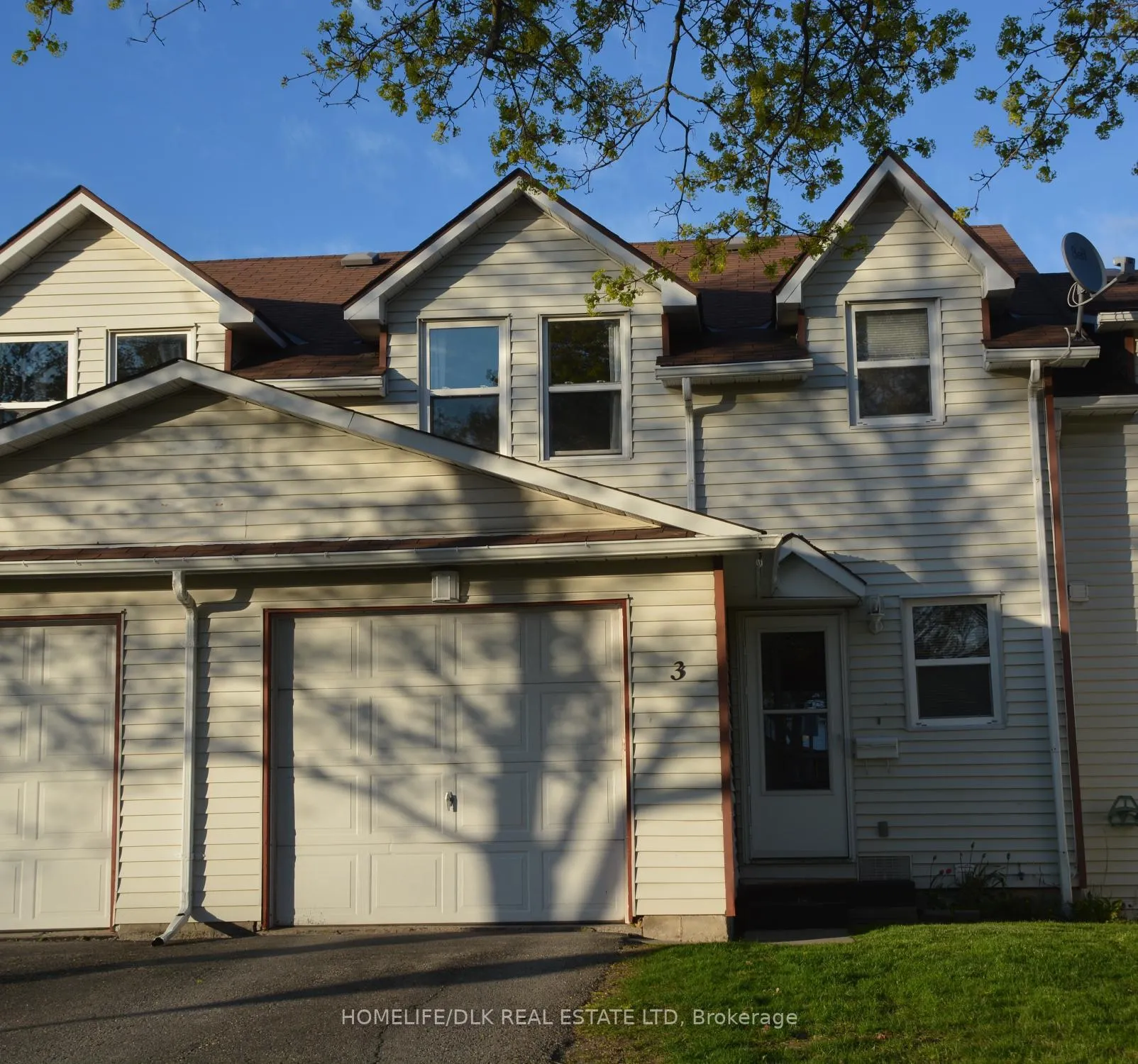 Front of Unit 3, 27 Aldershot Avenue E