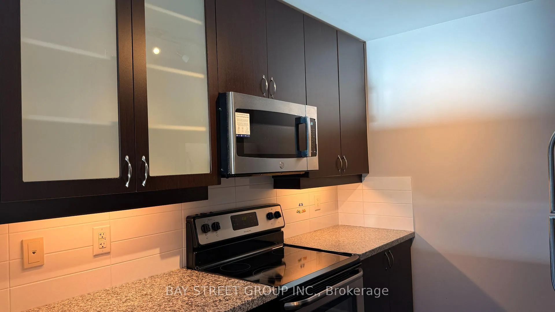 Photo 8 of Unit 904, 111 Upper Duke Crescent, Markham, Unionville — HOMEH