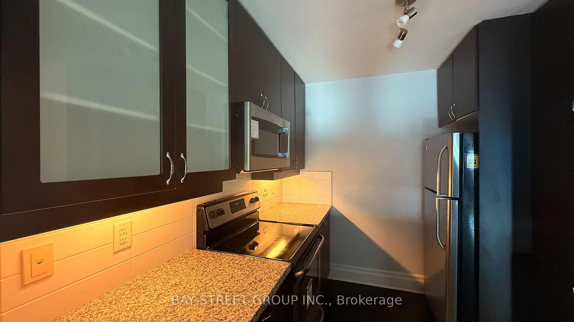 Photo 9 of Unit 904, 111 Upper Duke Crescent, Markham, Unionville — HOMEH