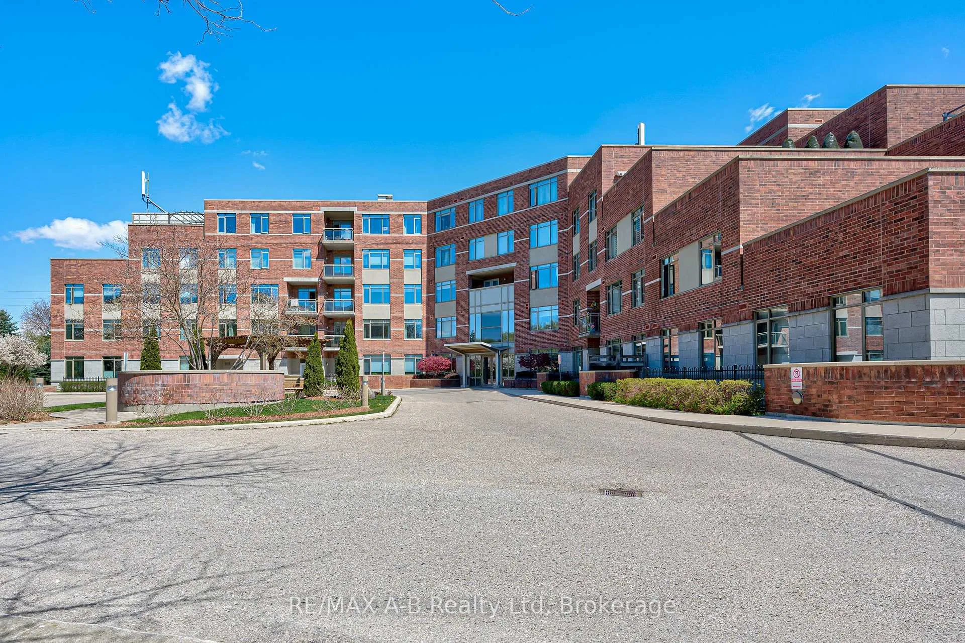 Front of Unit 101, 400 Romeo Street N