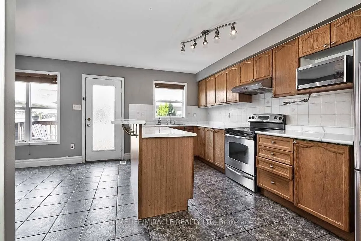 Photo 3 of 101 Glenashton Drive, Oakville, River Oaks — HOMEH