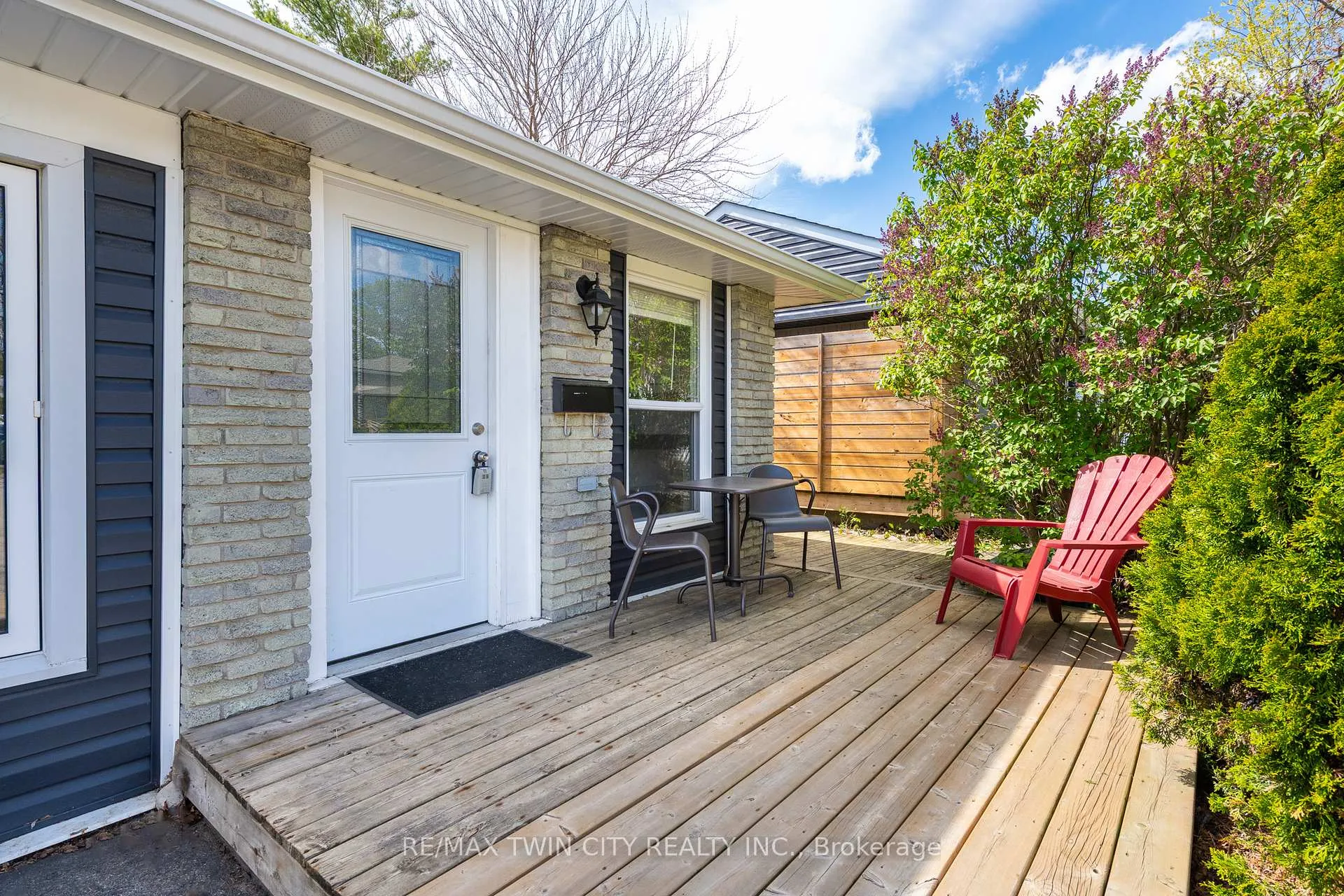 Photo 3 of 519 Pinetree Crescent, Cambridge — HOMEH