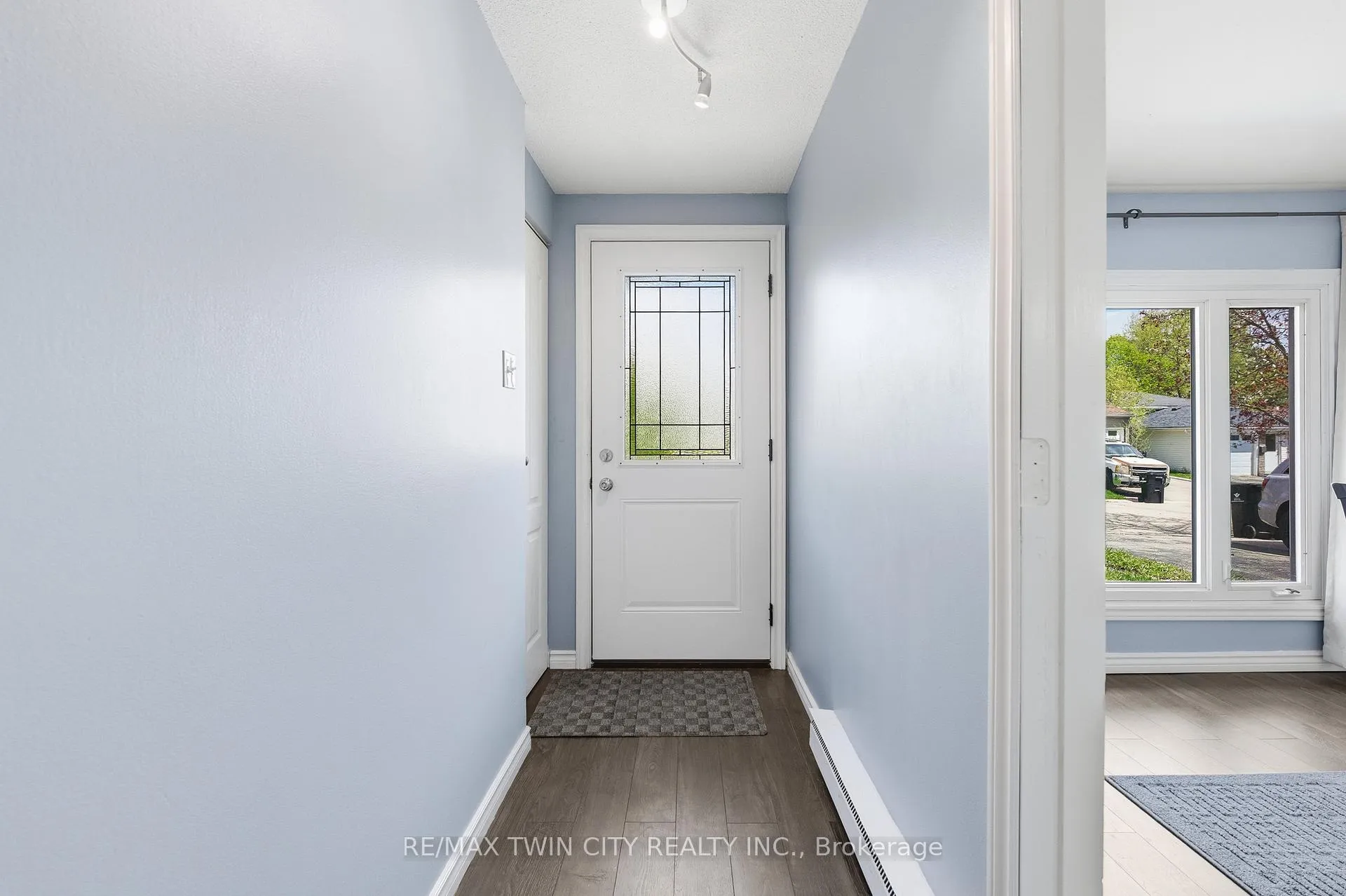 Photo 4 of 519 Pinetree Crescent, Cambridge — HOMEH