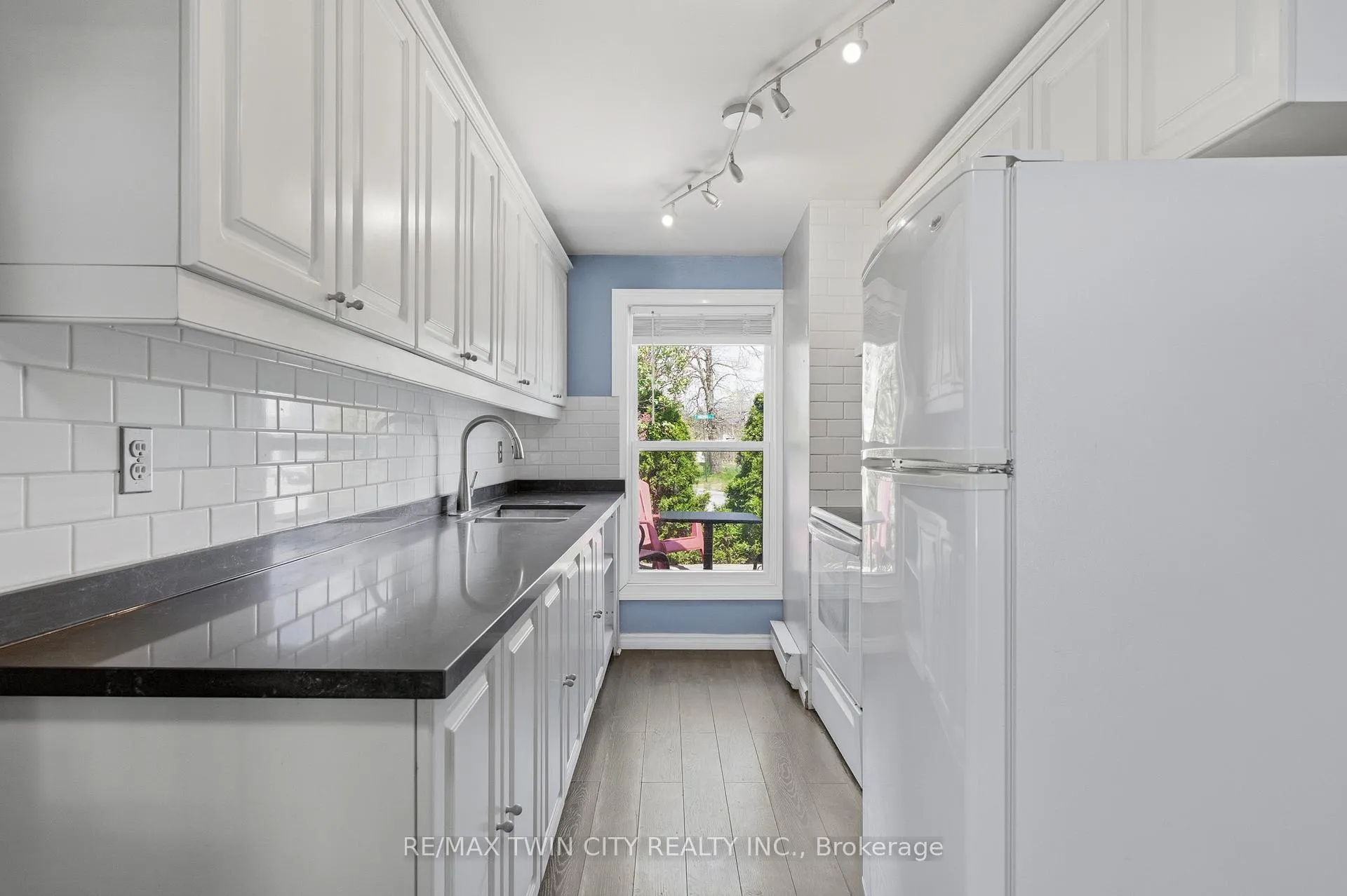 Photo 9 of 519 Pinetree Crescent, Cambridge — HOMEH
