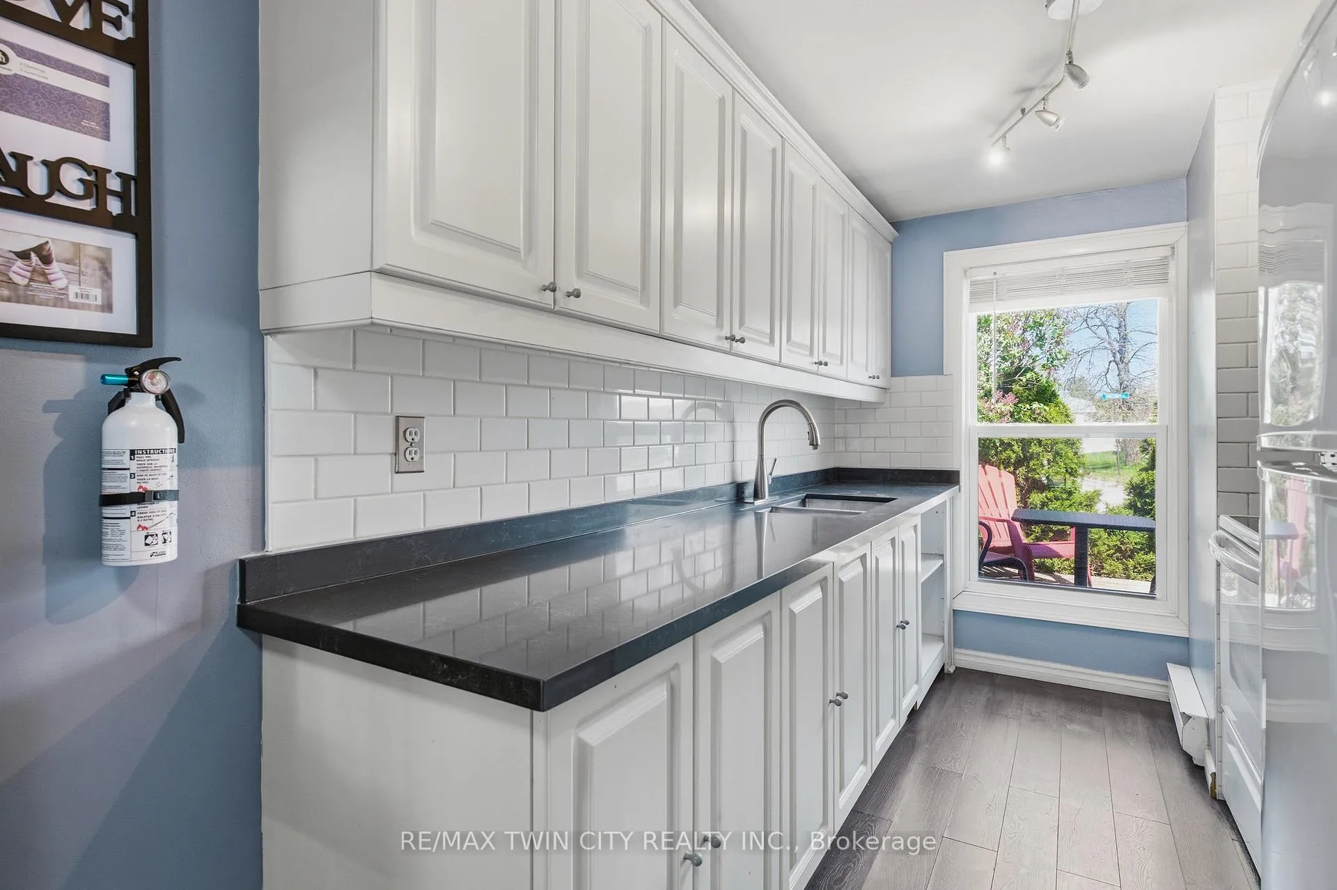 Photo 10 of 519 Pinetree Crescent, Cambridge — HOMEH