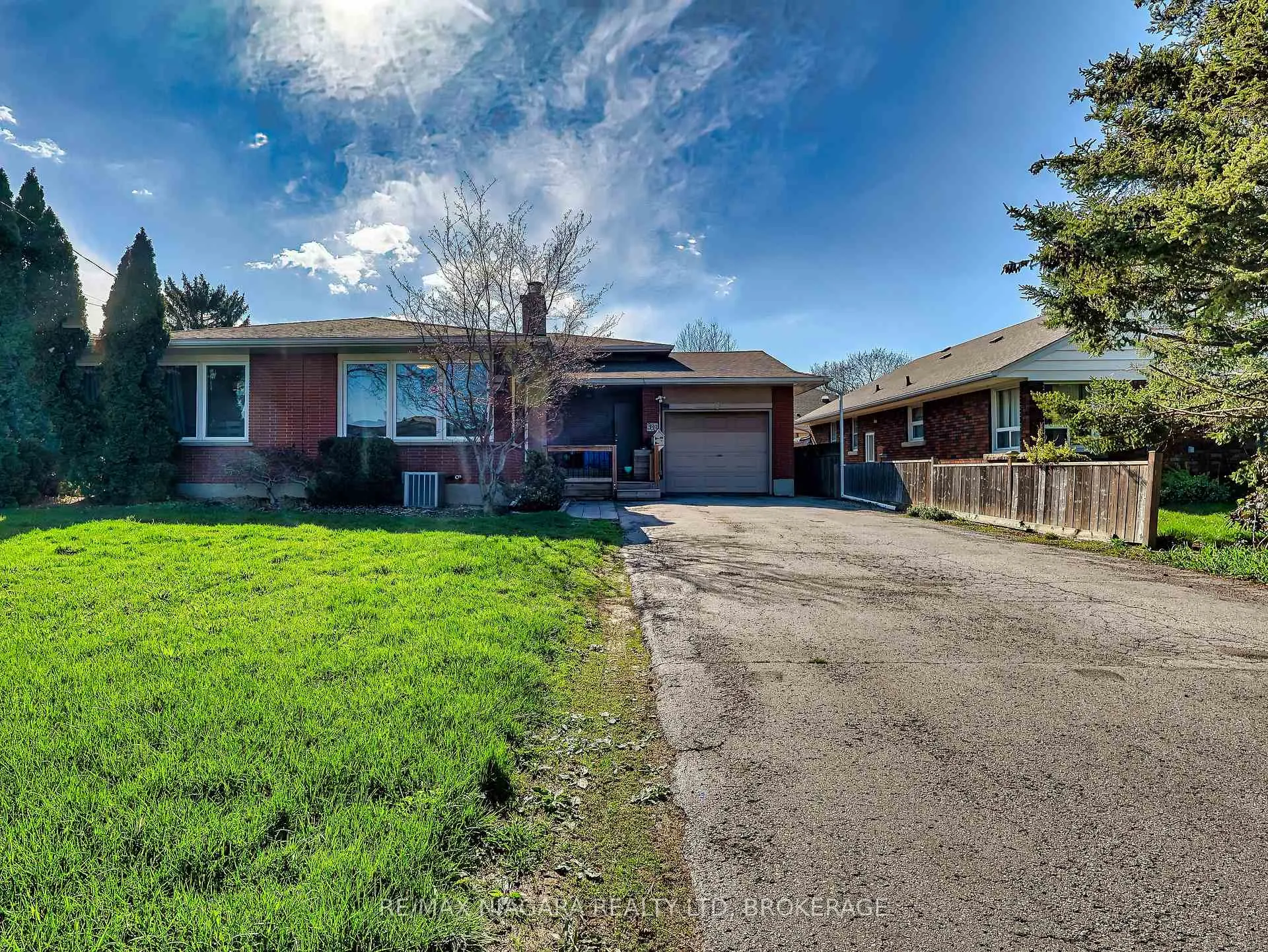 Photo 1 of 333 Grantham Avenue, St. Catharines, Carlton/Bunting — HOMEH
