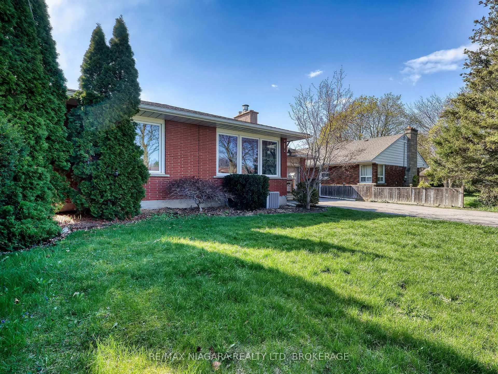 Photo 2 of 333 Grantham Avenue, St. Catharines, Carlton/Bunting — HOMEH