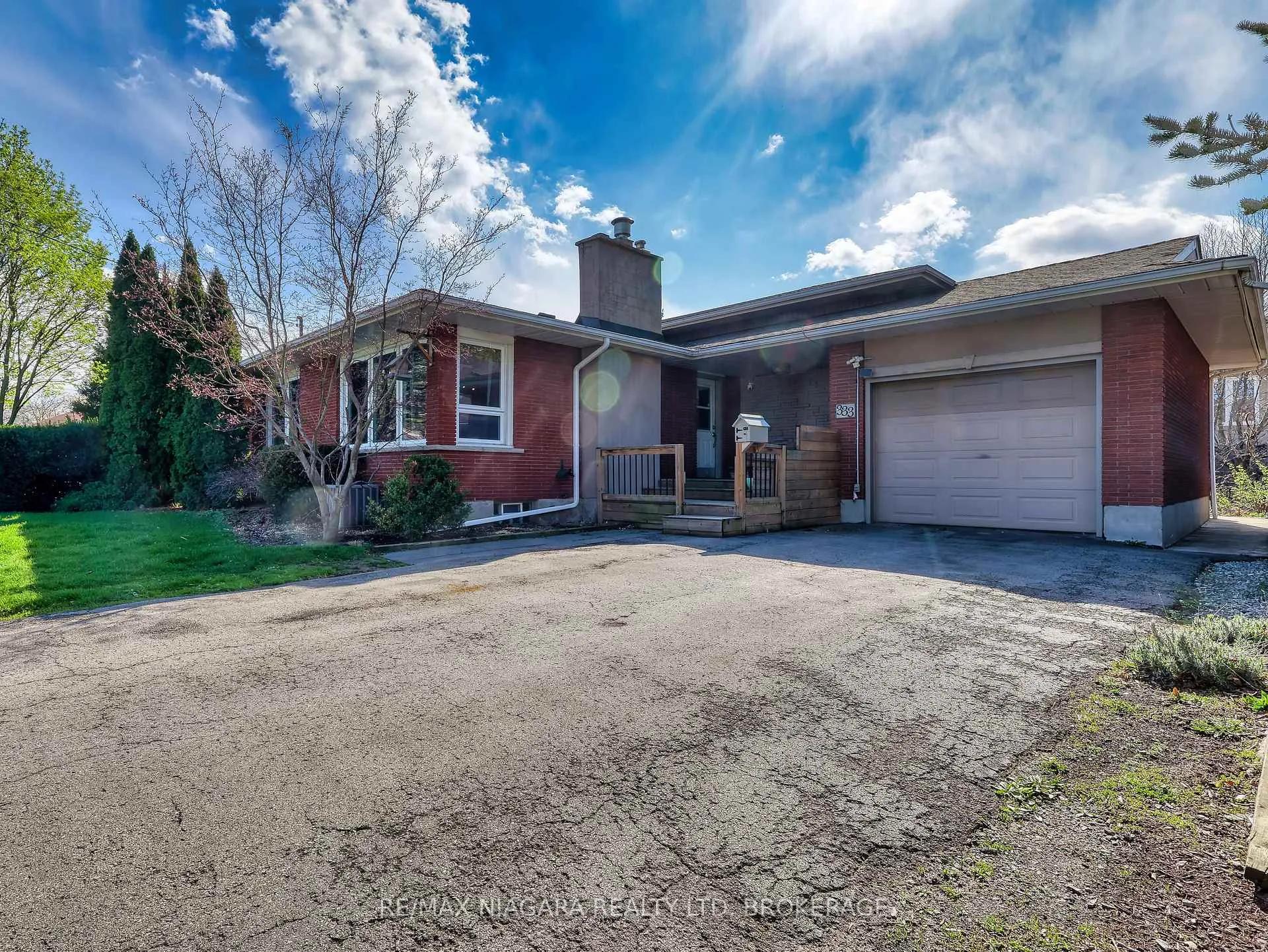 Photo 3 of 333 Grantham Avenue, St. Catharines, Carlton/Bunting — HOMEH