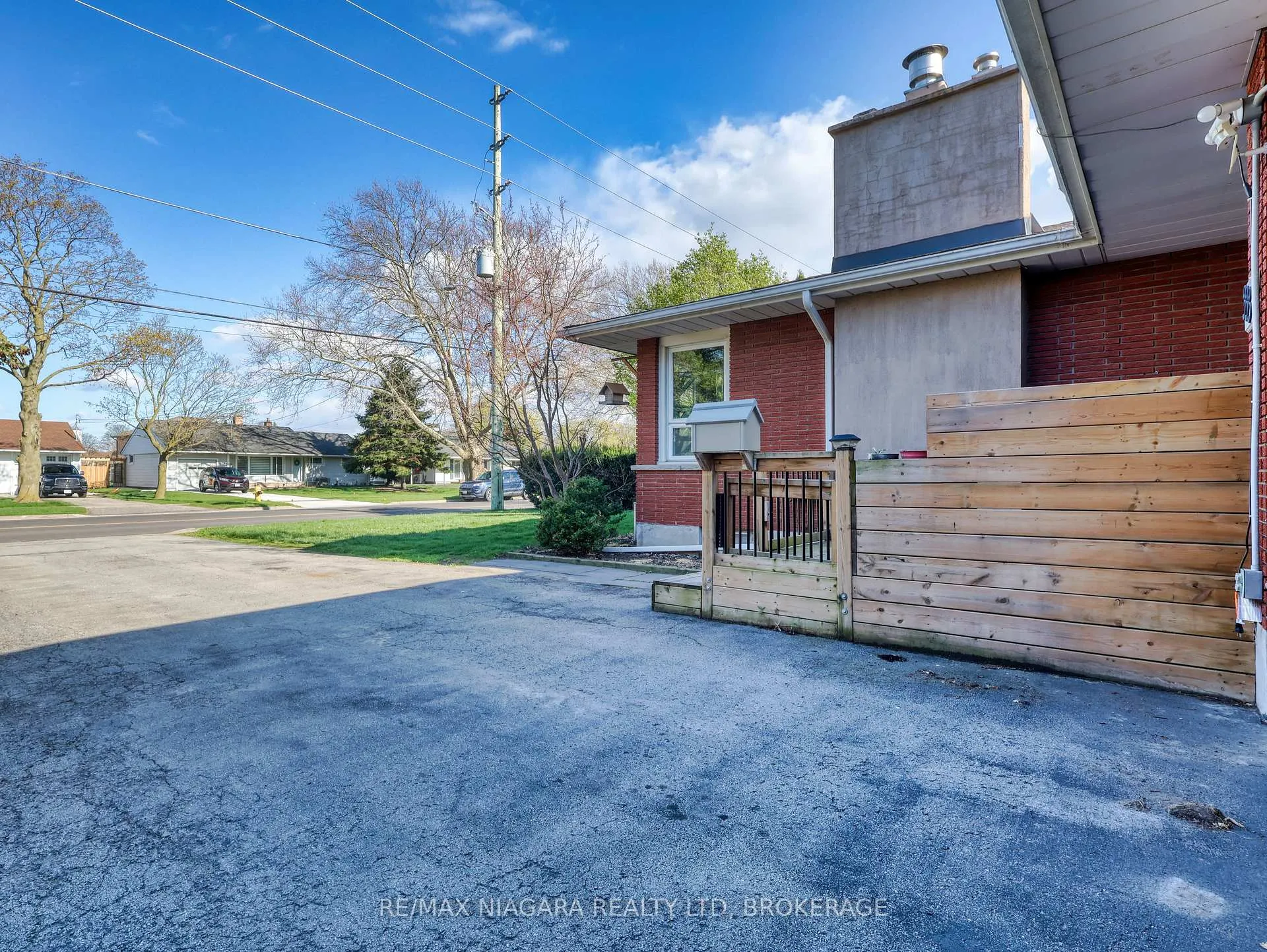 Photo 4 of 333 Grantham Avenue, St. Catharines, Carlton/Bunting — HOMEH