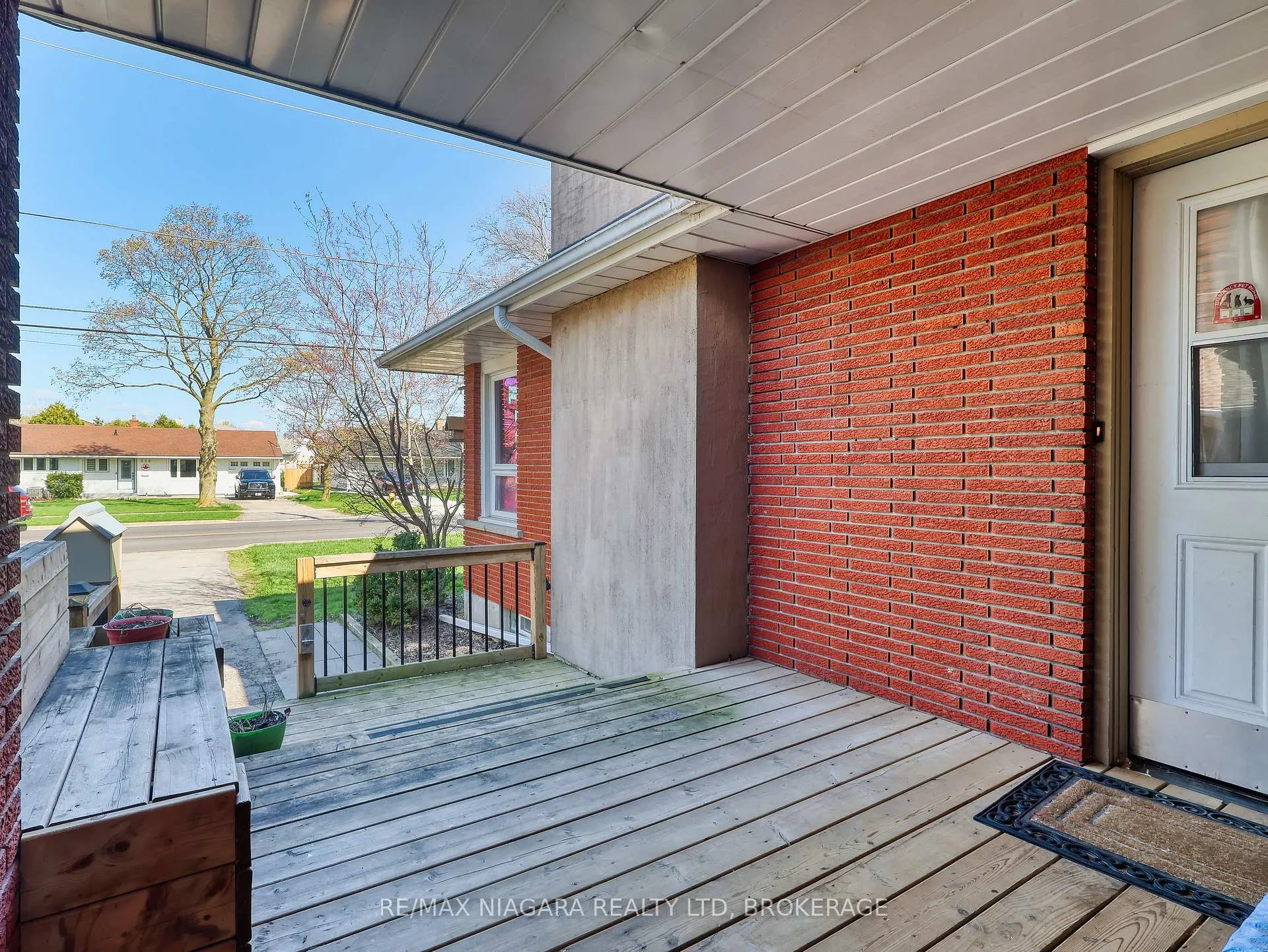 Photo 5 of 333 Grantham Avenue, St. Catharines, Carlton/Bunting — HOMEH