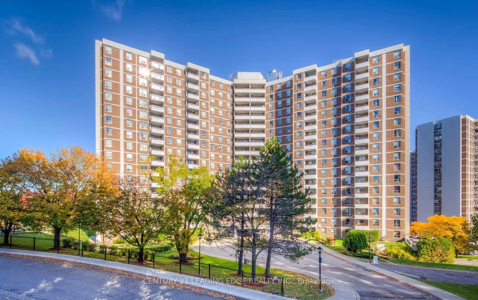 Photo 2 of Unit 815, 10 Edgecliffe Golfway, Toronto, Flemingdon Park — HOMEH
