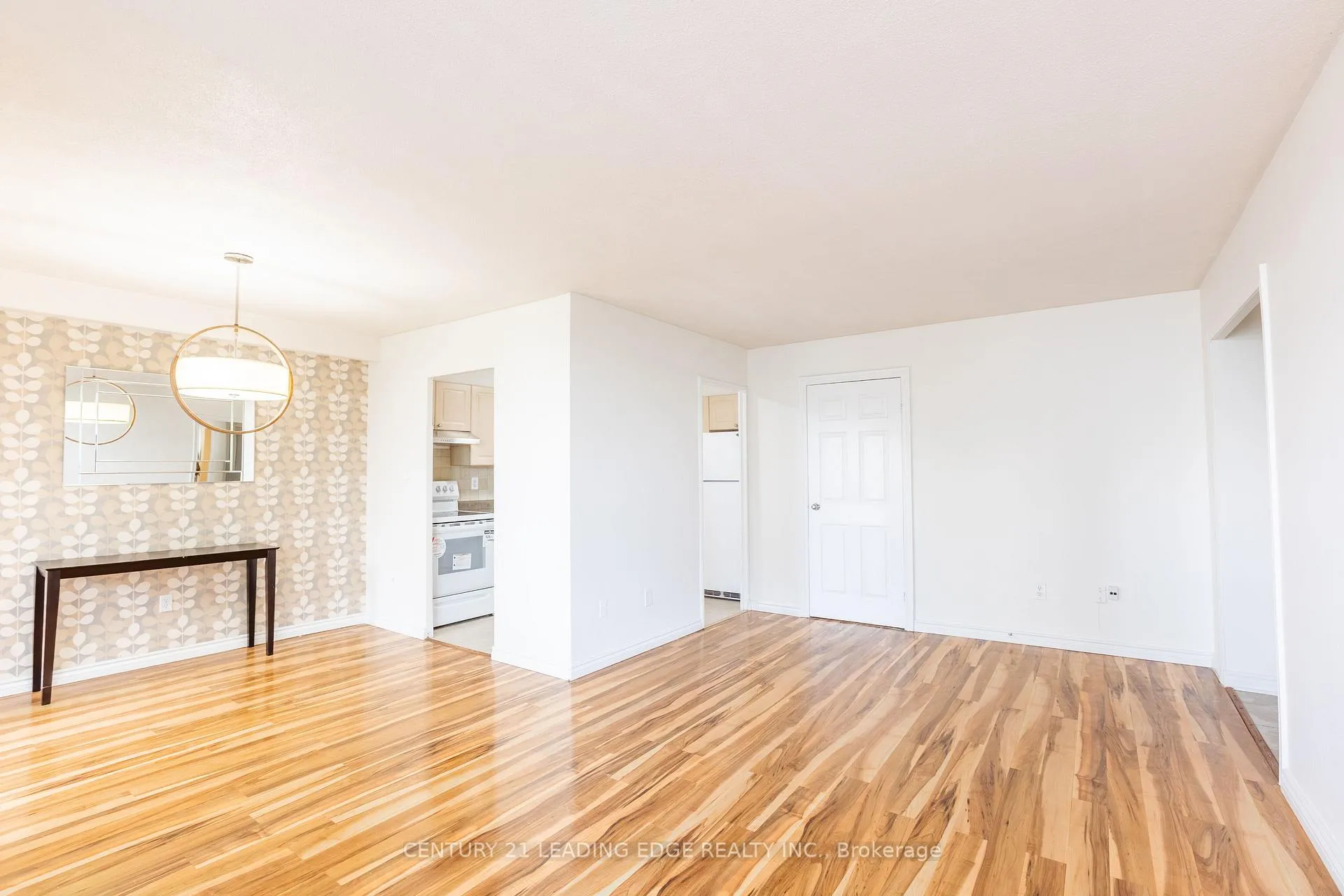 Photo 9 of Unit 815, 10 Edgecliffe Golfway, Toronto, Flemingdon Park — HOMEH