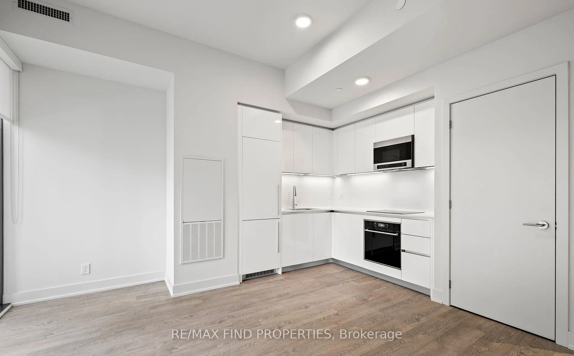 Photo 2 of Unit 501, 8 Cumberland Street, Toronto, The Annex — HOMEH