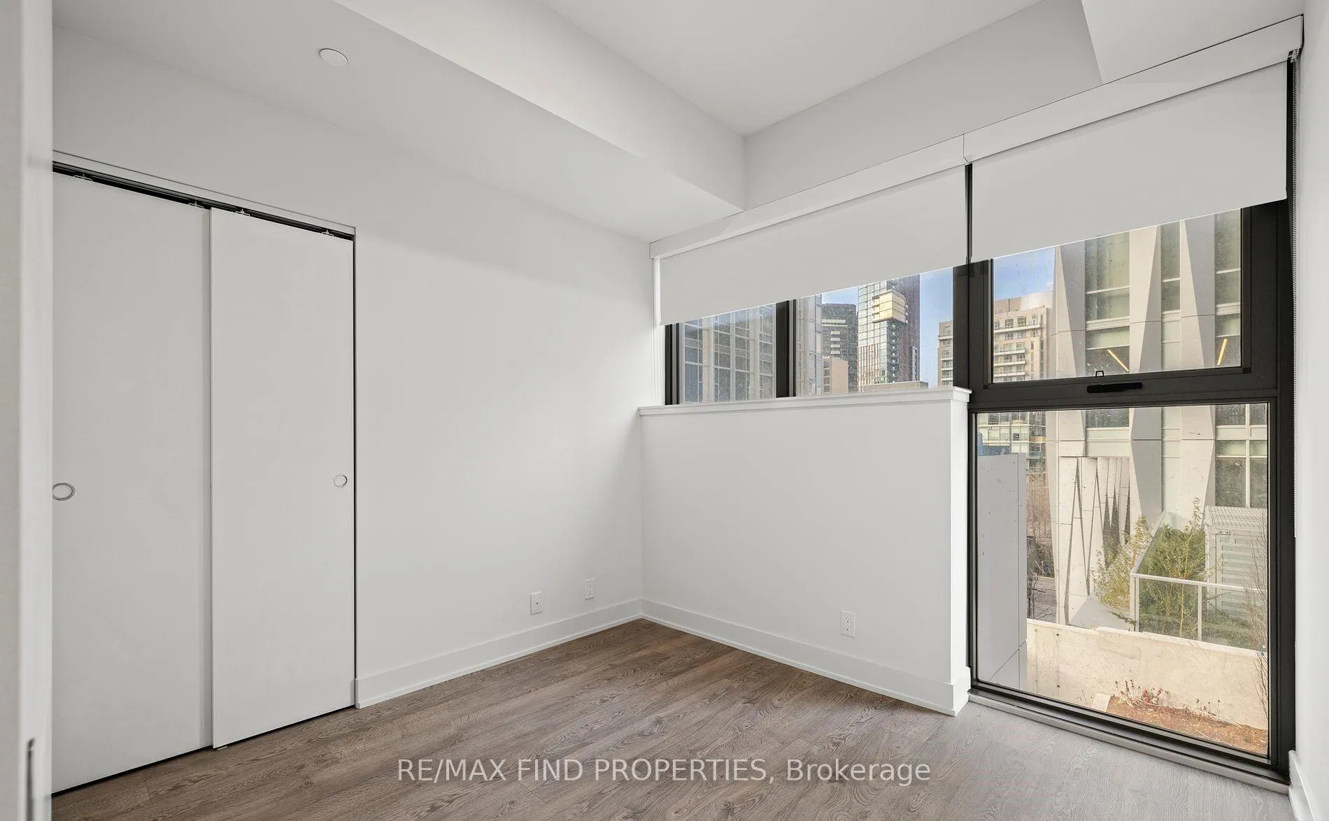 Photo 3 of Unit 501, 8 Cumberland Street, Toronto, The Annex — HOMEH