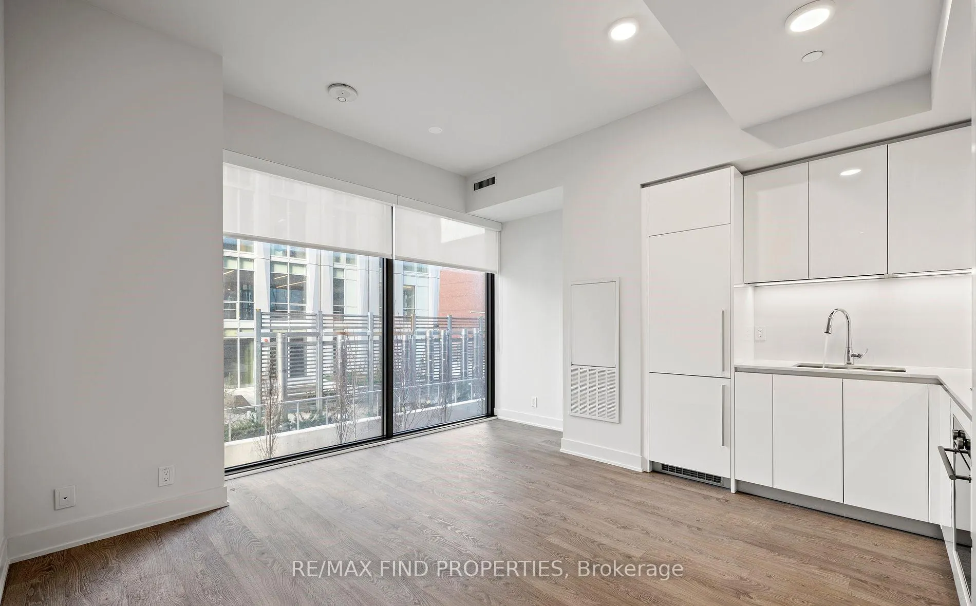 Photo 5 of Unit 501, 8 Cumberland Street, Toronto, The Annex — HOMEH
