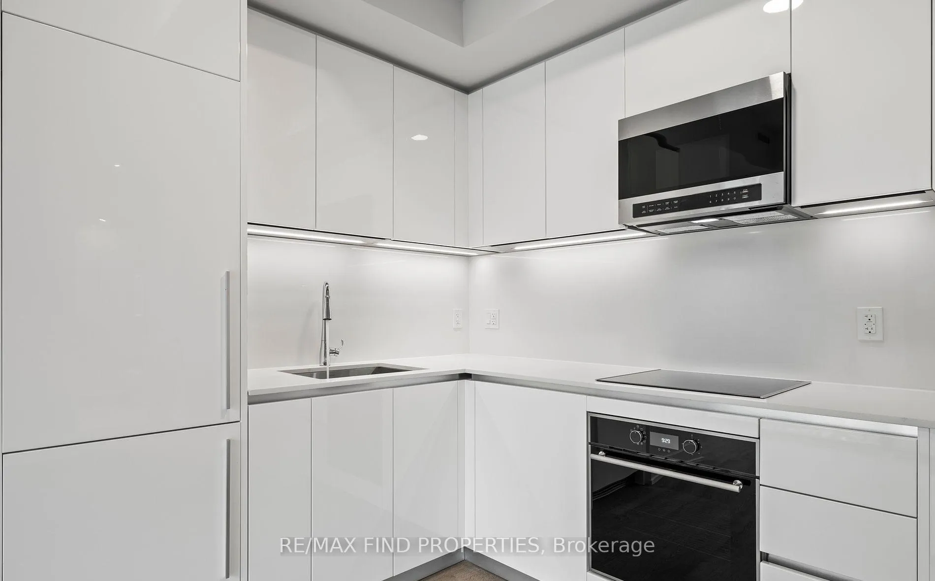 Photo 6 of Unit 501, 8 Cumberland Street, Toronto, The Annex — HOMEH