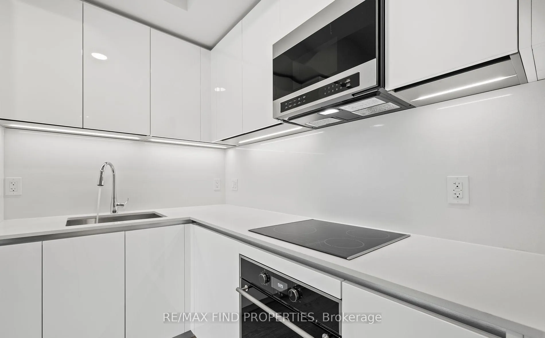 Photo 9 of Unit 501, 8 Cumberland Street, Toronto, The Annex — HOMEH