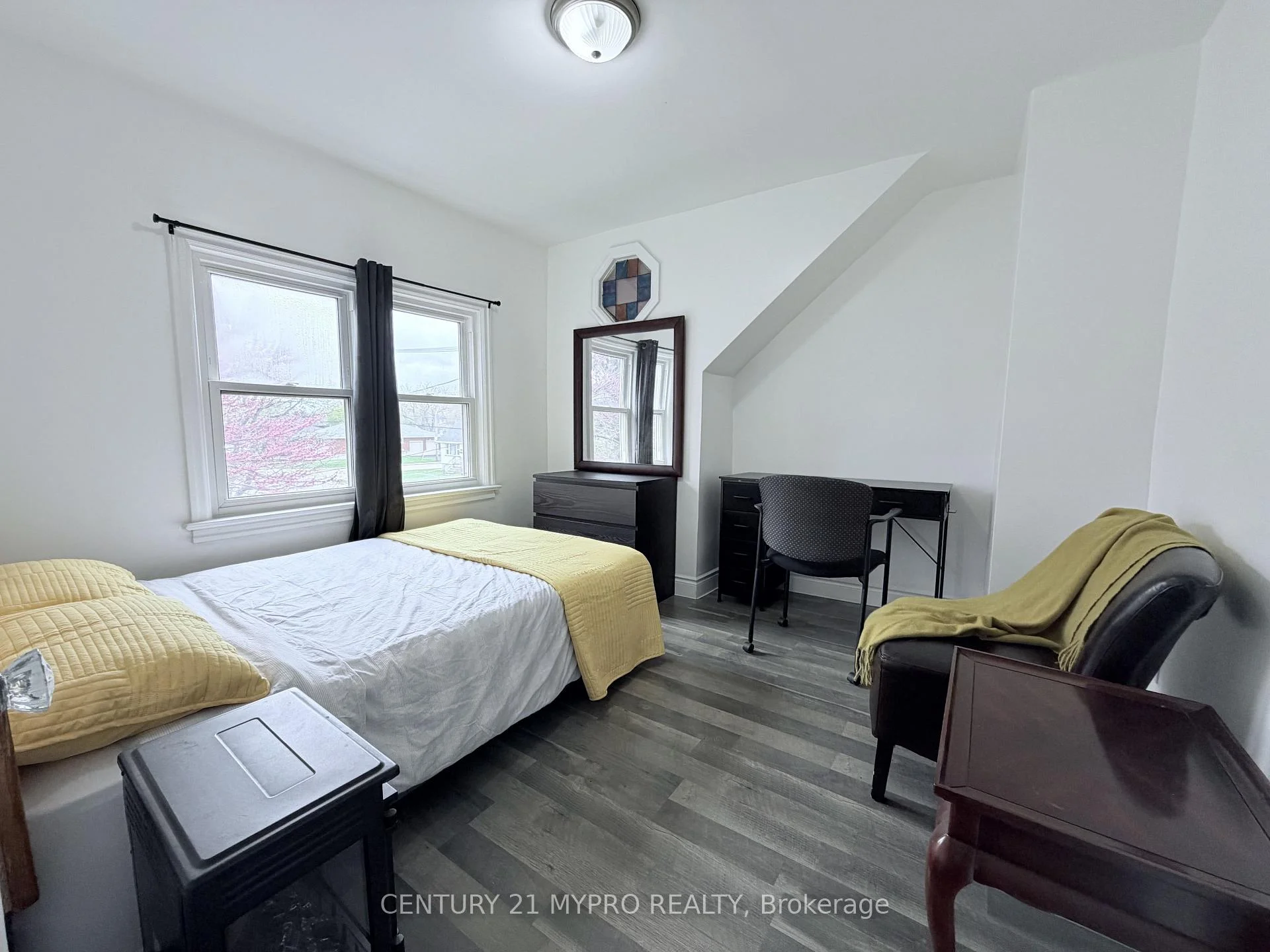 Photo 10 of 801 Upper Wellington Street, Hamilton, Hill Park — HOMEH