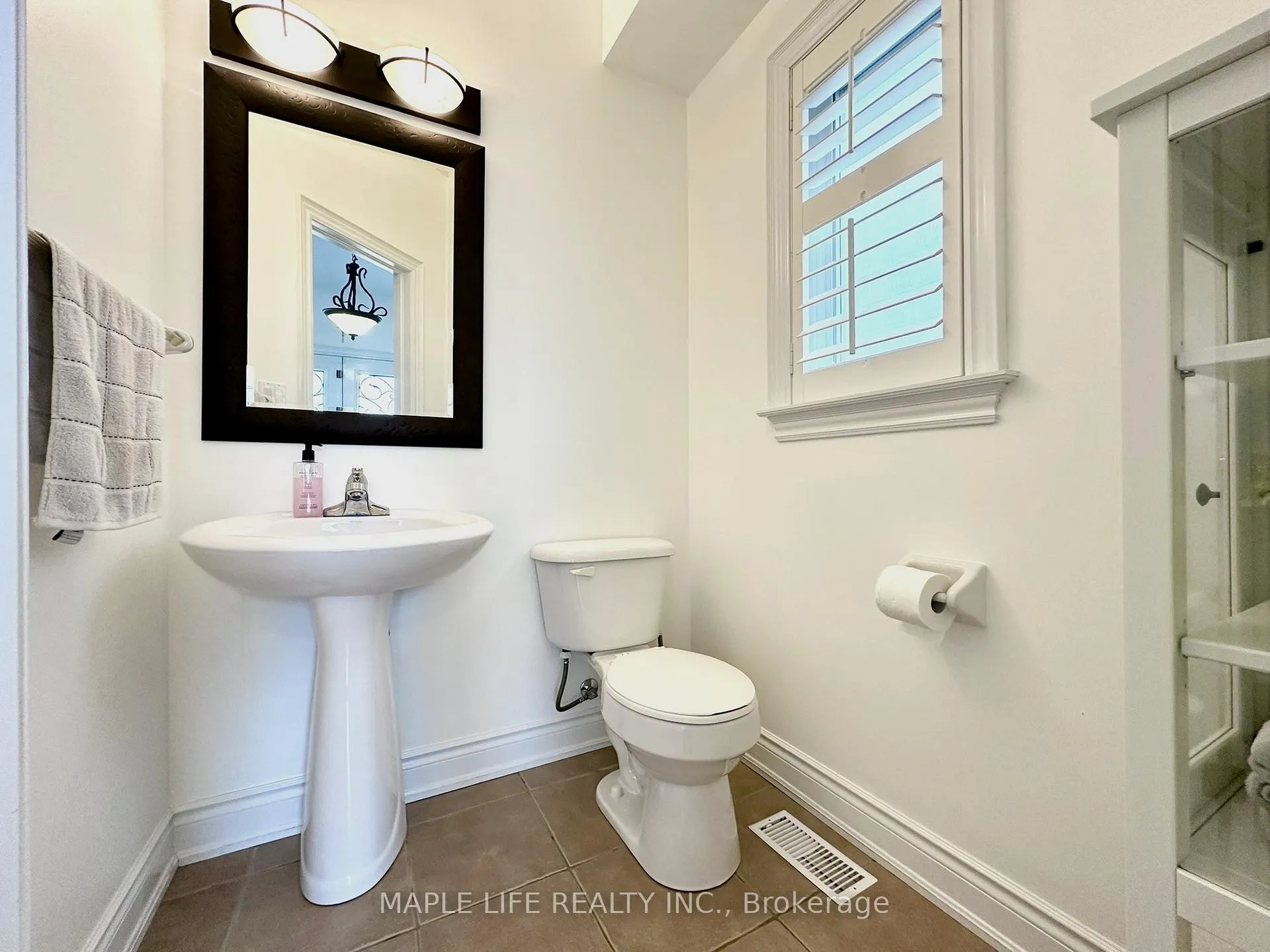 Photo 5 of 194 Twin Hills Crescent, Vaughan, Vellore Village — HOMEH