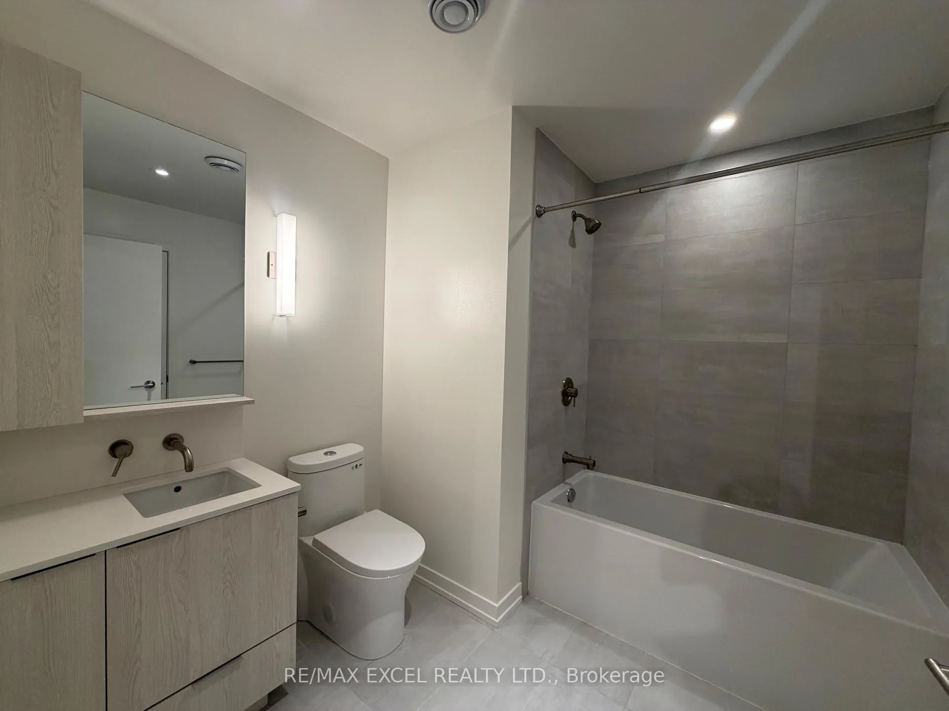 Photo 4 of Unit 2203S, 110 Broadway Avenue, Toronto, Mount Pleasant West — HOMEH