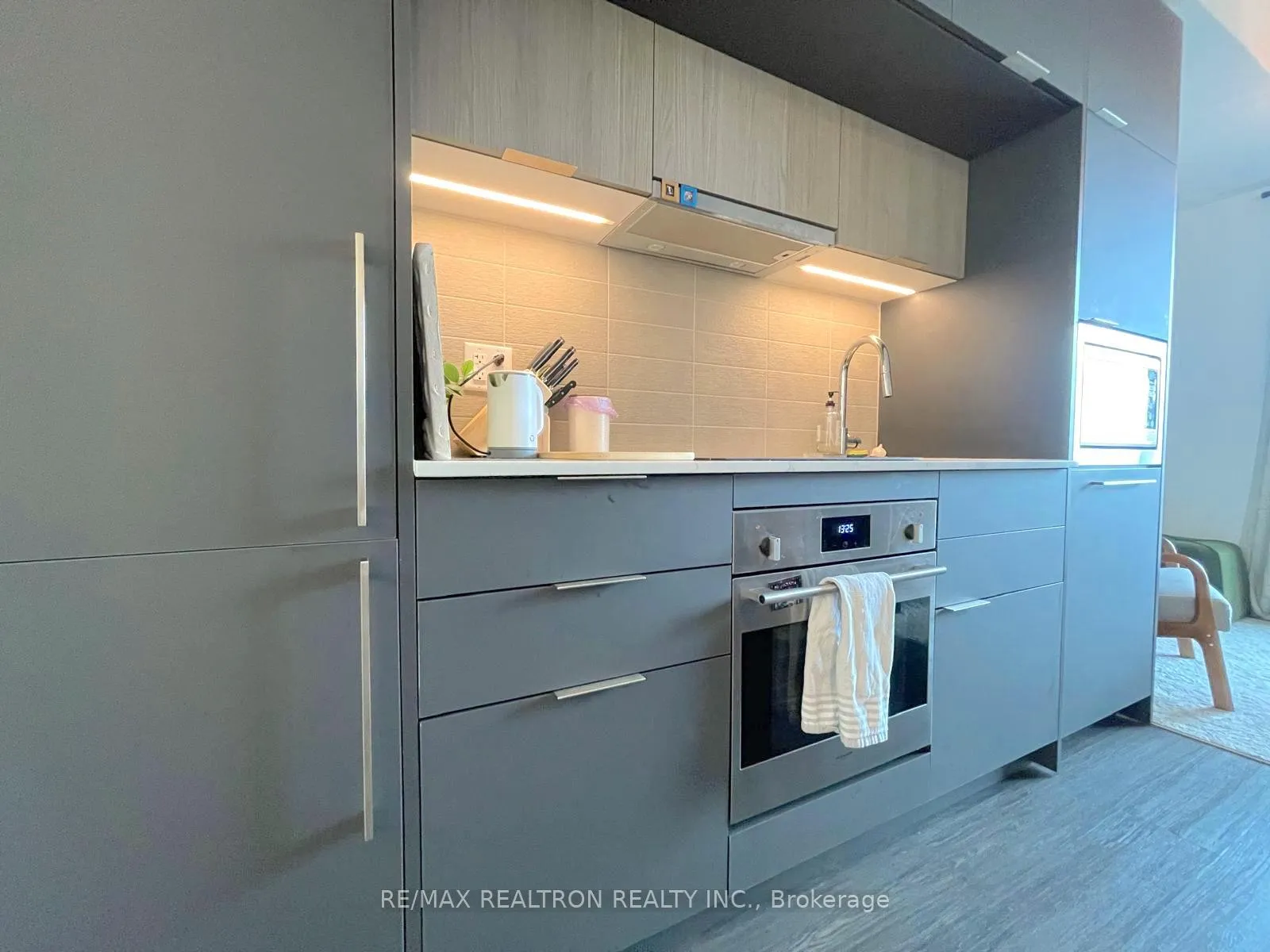 Photo 6 of Unit 804, 185 Alberta Avenue, Toronto, Oakwood Village — HOMEH