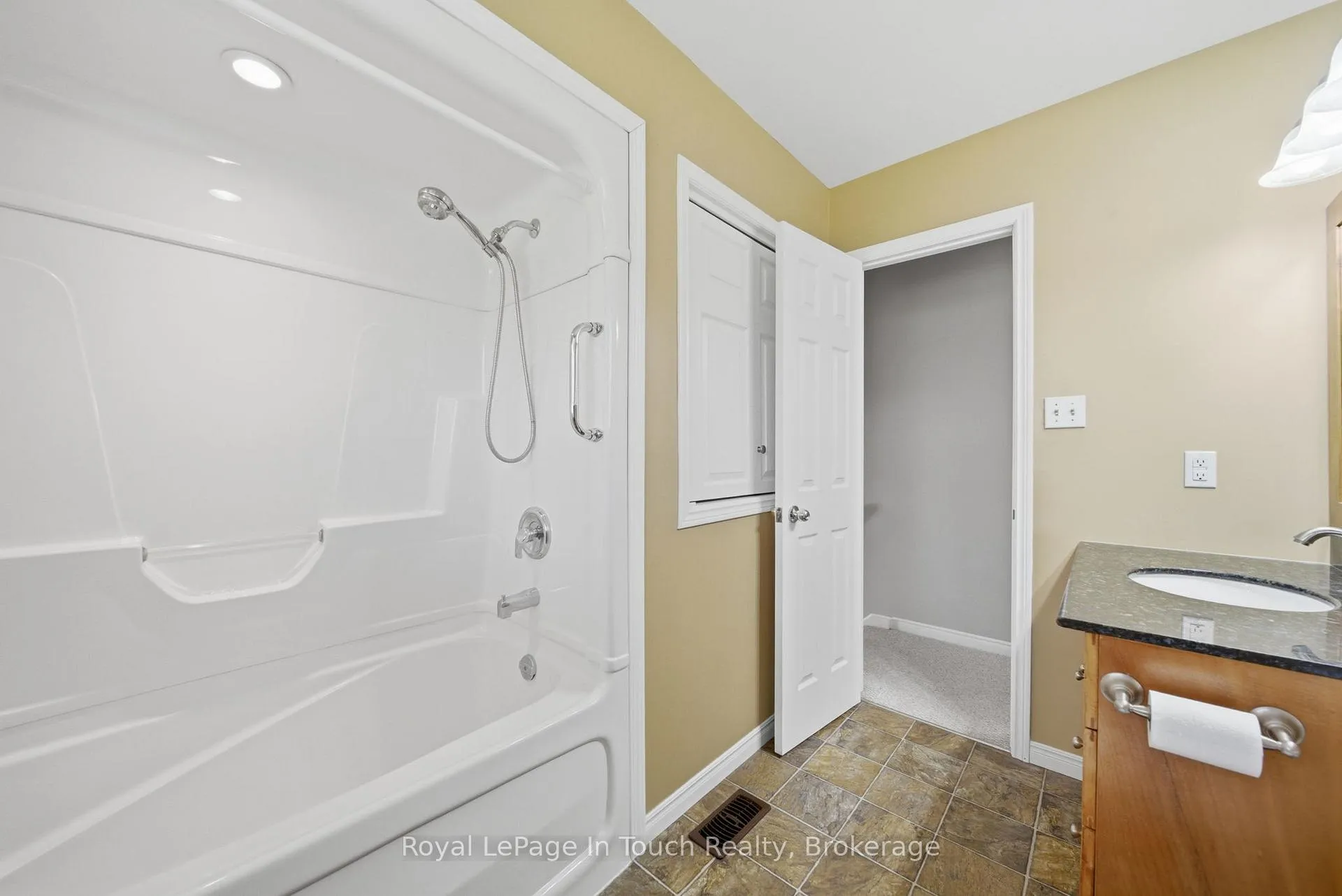 Photo 16 of 23 Wispi Shore Road, Kawartha Lakes, Lindsay — HOMEH