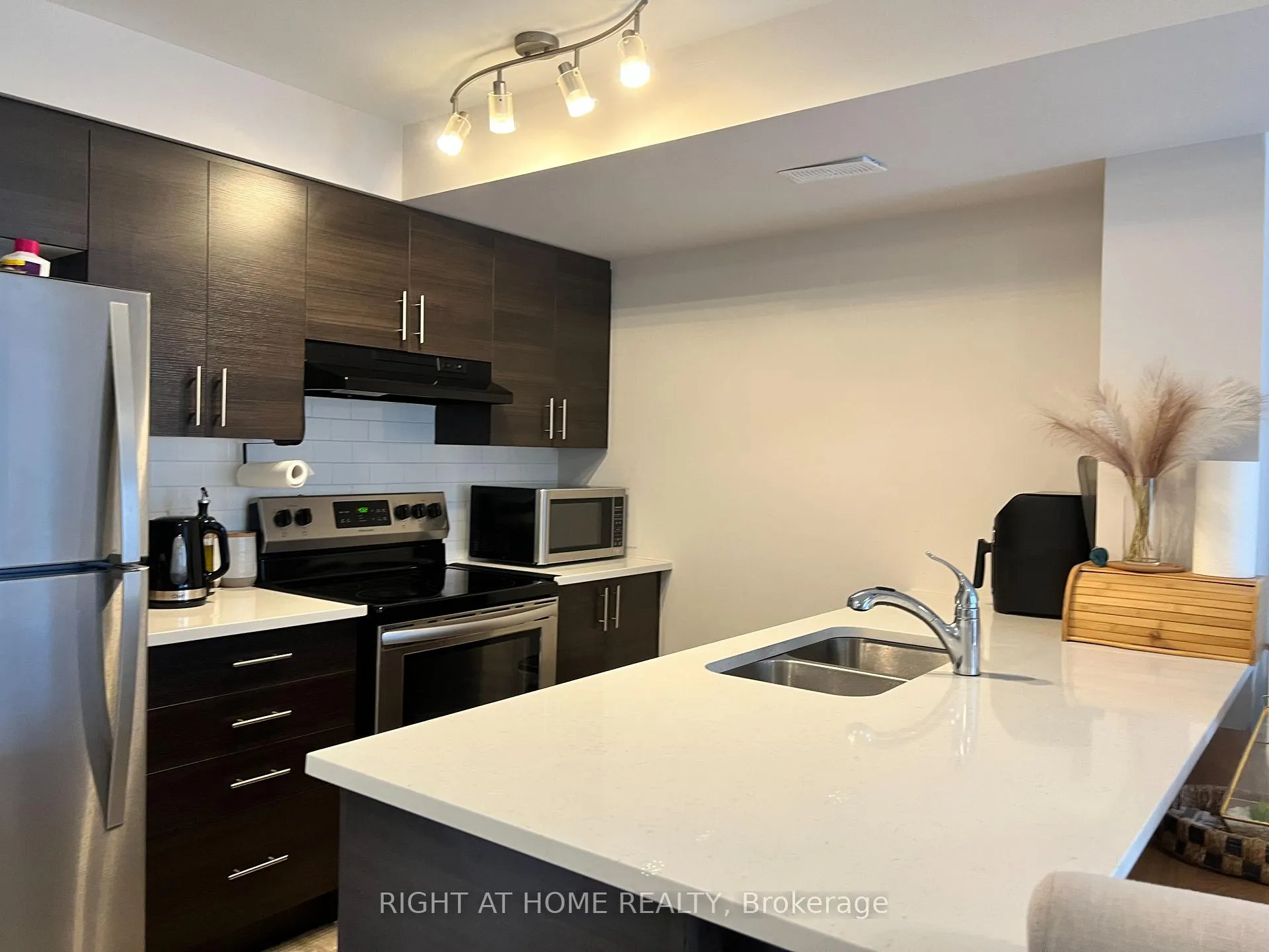 Photo 4 of 905 Nautilus Private, Ottawa, Kanata - Emerald Meadows/Trailwest — HOMEH