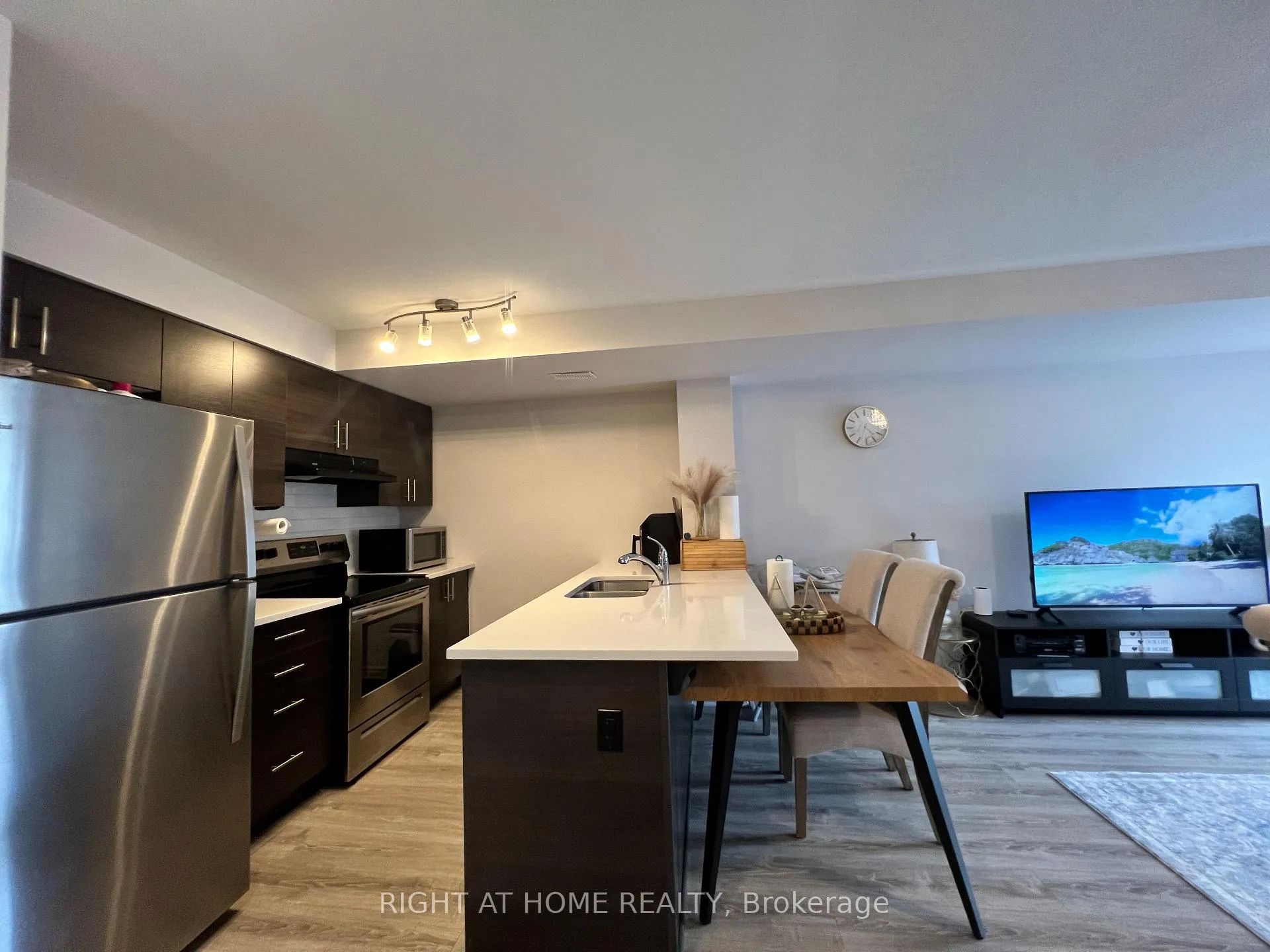 Photo 5 of 905 Nautilus Private, Ottawa, Kanata - Emerald Meadows/Trailwest — HOMEH