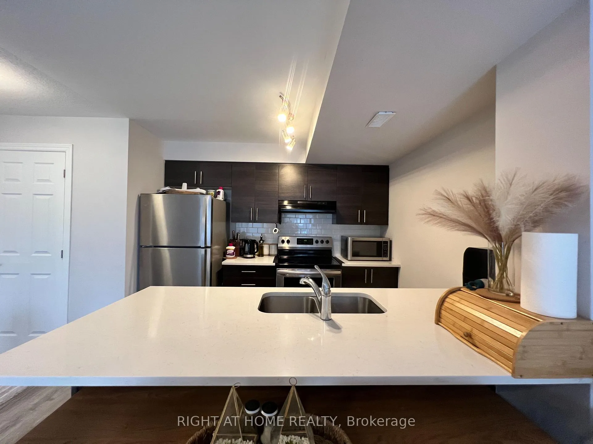 Photo 9 of 905 Nautilus Private, Ottawa, Kanata - Emerald Meadows/Trailwest — HOMEH