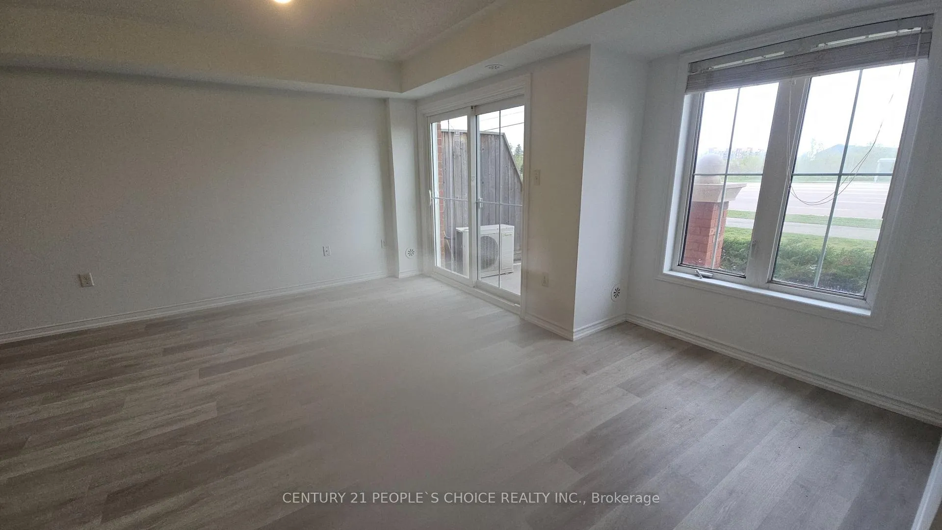 Photo 3 of Unit #5, 2500 Post Road, Oakville, River Oaks — HOMEH