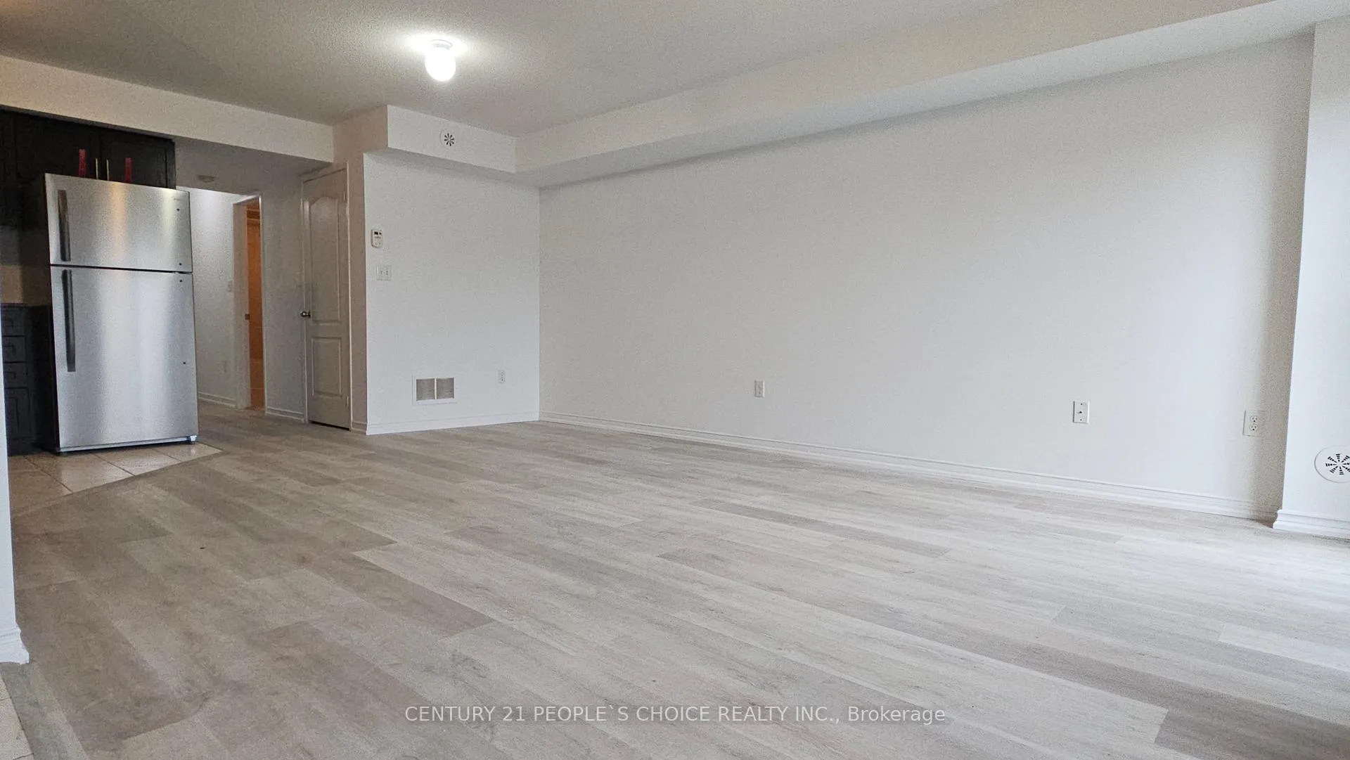 Photo 4 of Unit #5, 2500 Post Road, Oakville, River Oaks — HOMEH