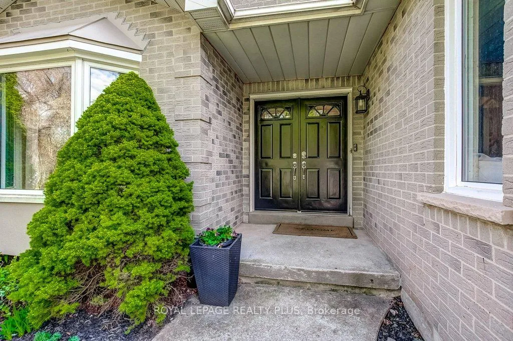 Photo 5 of 92 Morrison Creek Crescent, Oakville, River Oaks — HOMEH