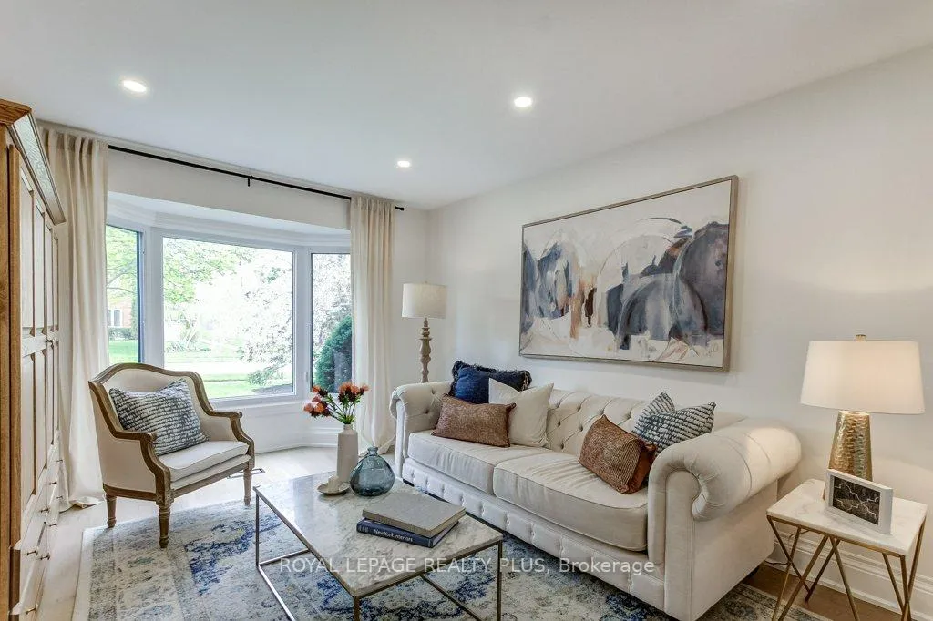 Photo 8 of 92 Morrison Creek Crescent, Oakville, River Oaks — HOMEH