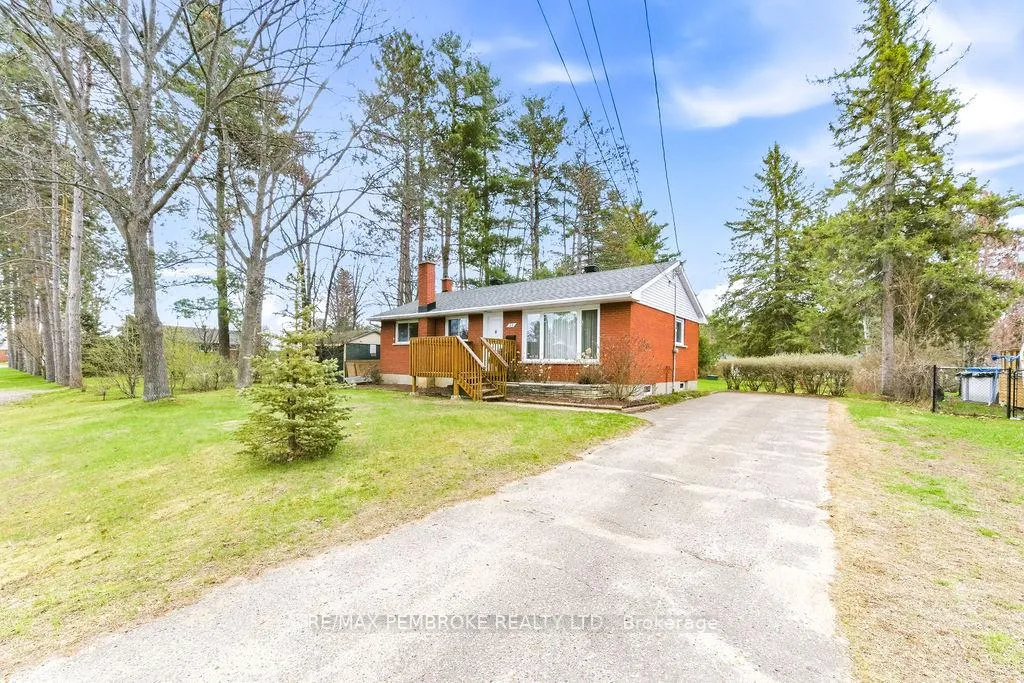 Photo 3 of 20 Elmer Avenue, Petawawa — HOMEH