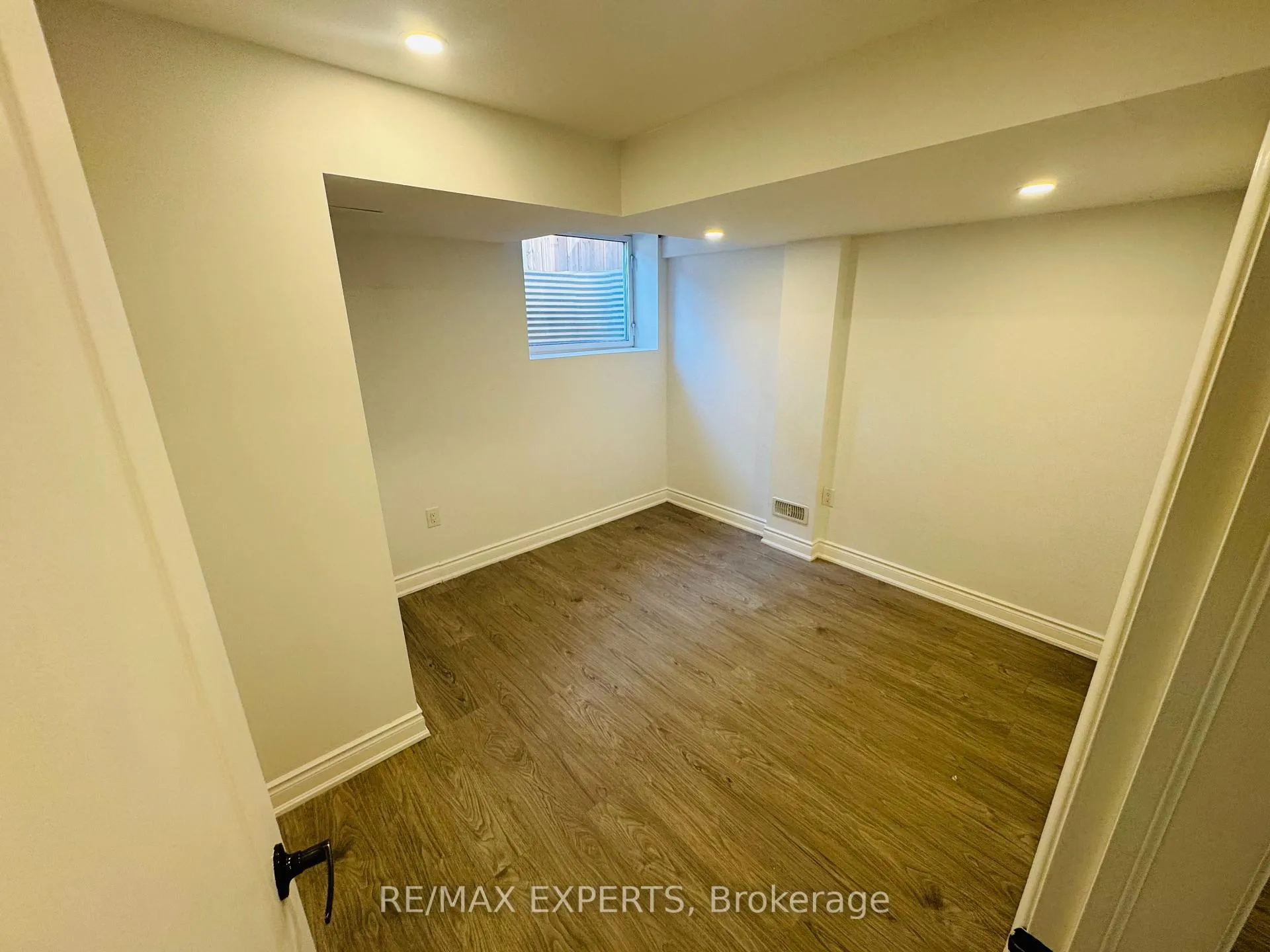 Photo 4 of 117 Baffin Crescent, Brampton, Northwest Brampton — HOMEH
