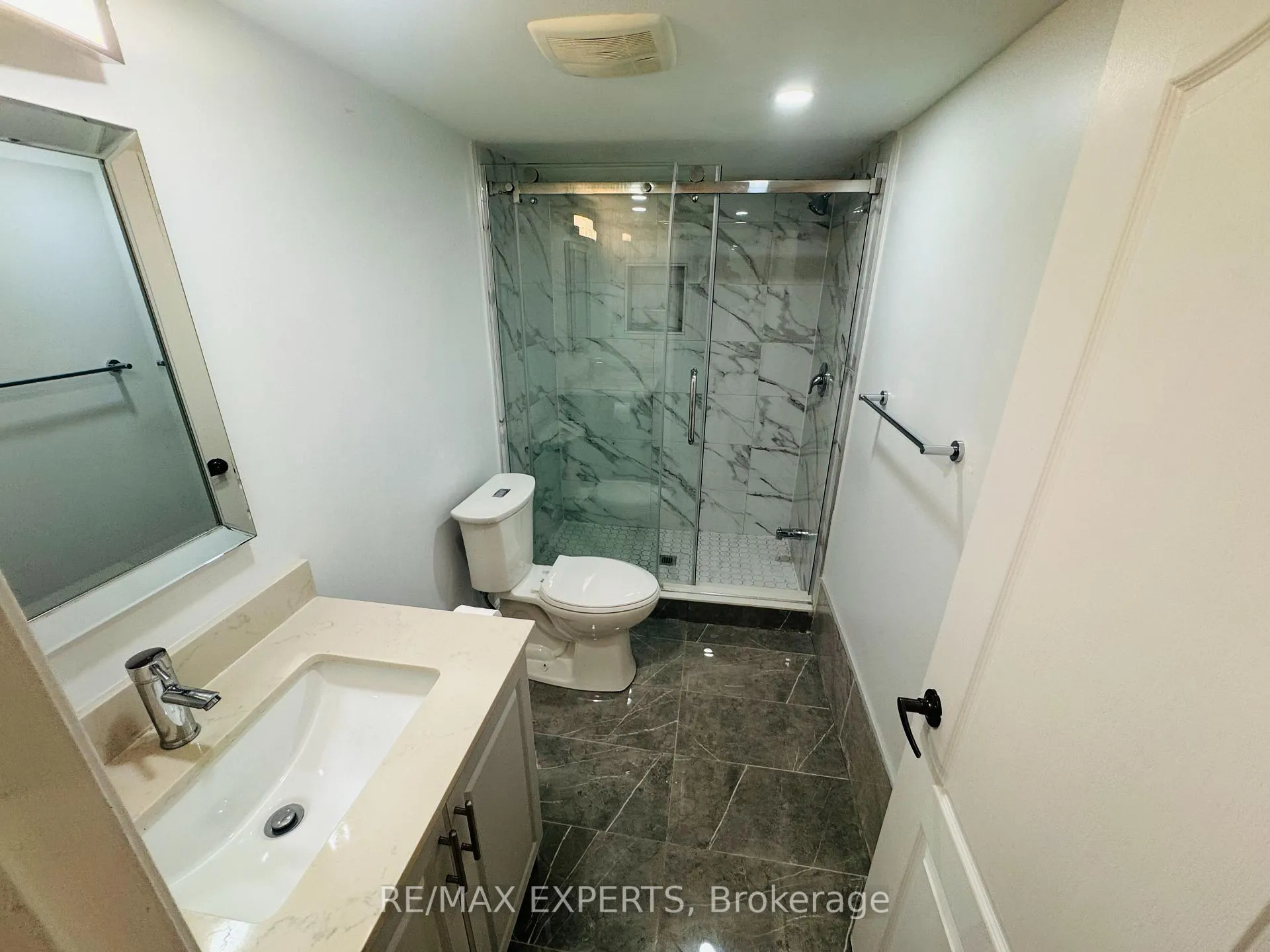 Photo 5 of 117 Baffin Crescent, Brampton, Northwest Brampton — HOMEH