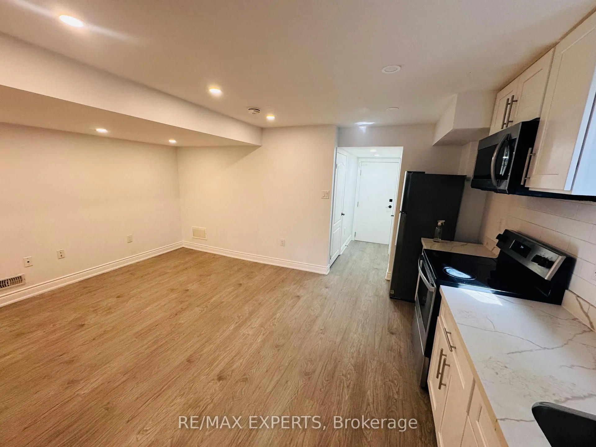 Photo 8 of 117 Baffin Crescent, Brampton, Northwest Brampton — HOMEH