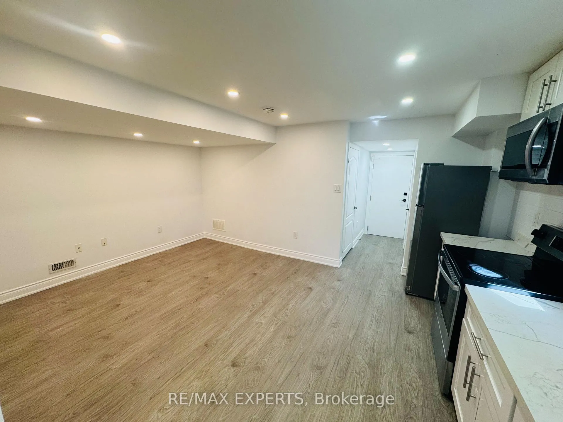 Photo 9 of 117 Baffin Crescent, Brampton, Northwest Brampton — HOMEH
