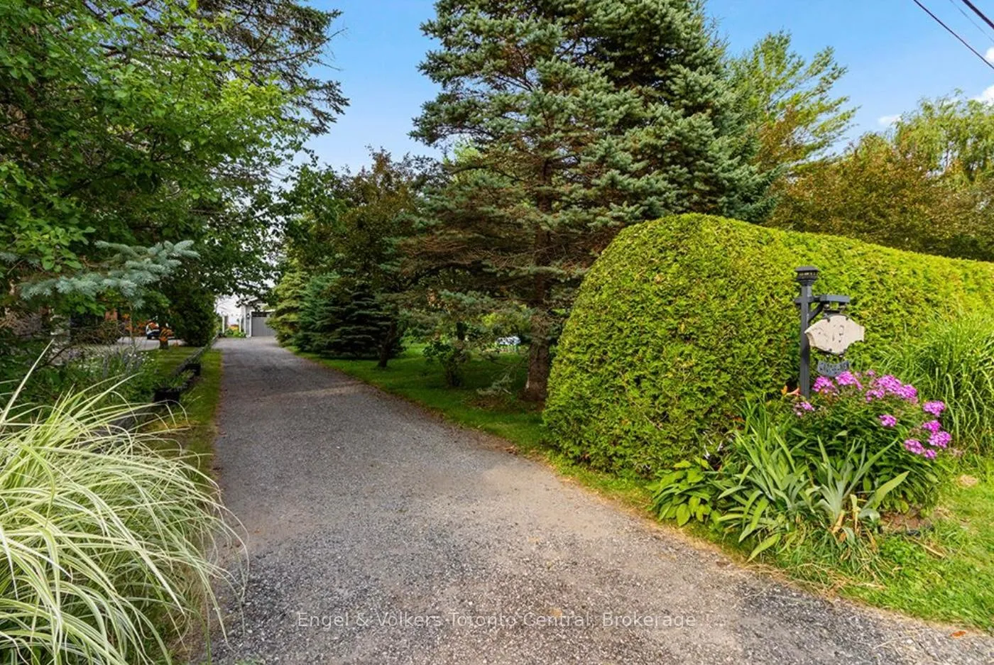 Photo 2 of 19 Georgian Manor Drive, Collingwood — HOMEH