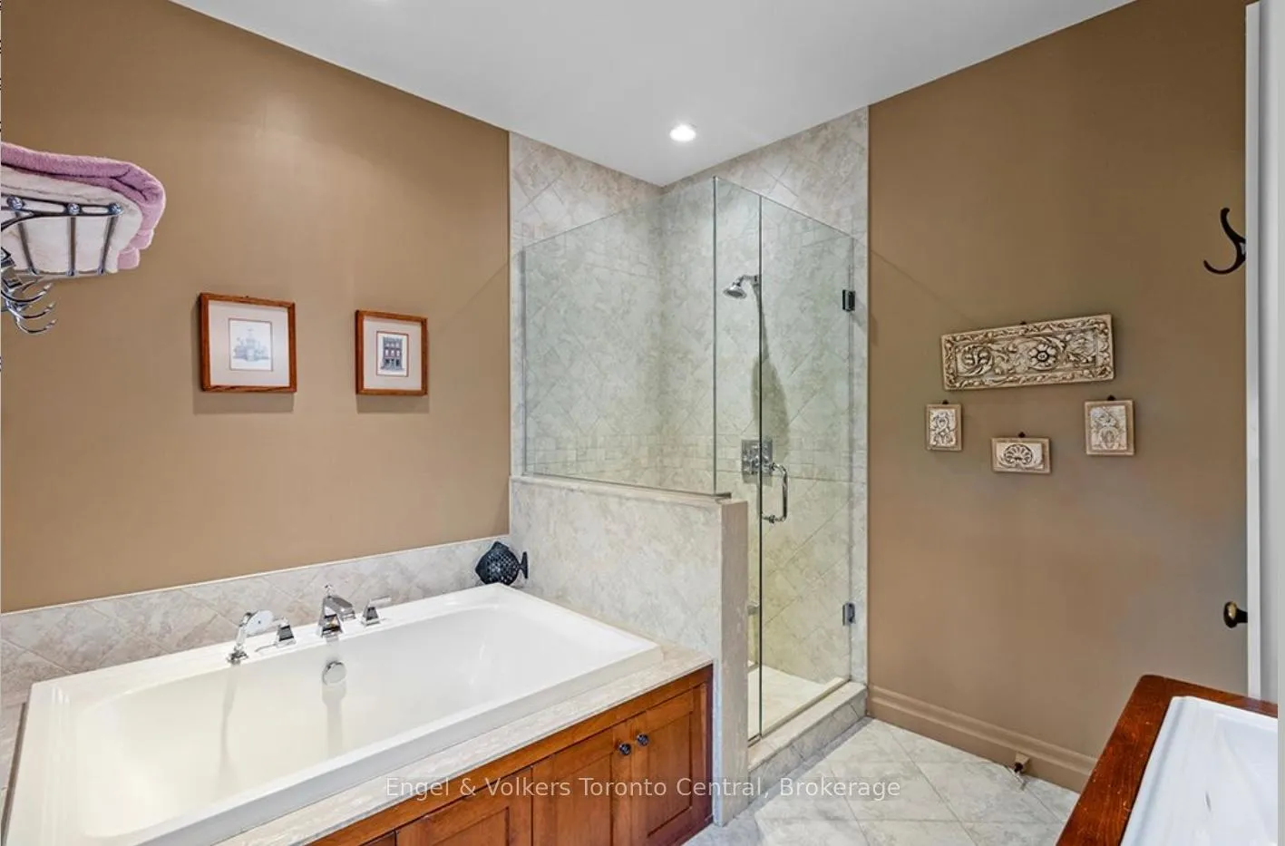 Photo 18 of 19 Georgian Manor Drive, Collingwood — HOMEH