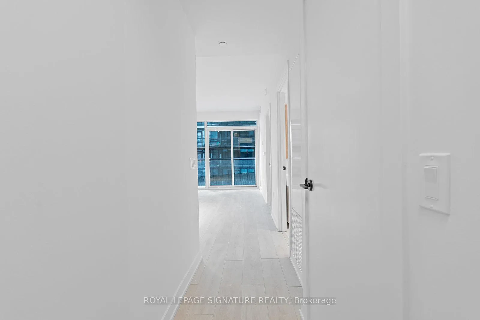 Photo 2 of Unit 1613, 117 Broadway Avenue, Toronto, Mount Pleasant West — HOMEH