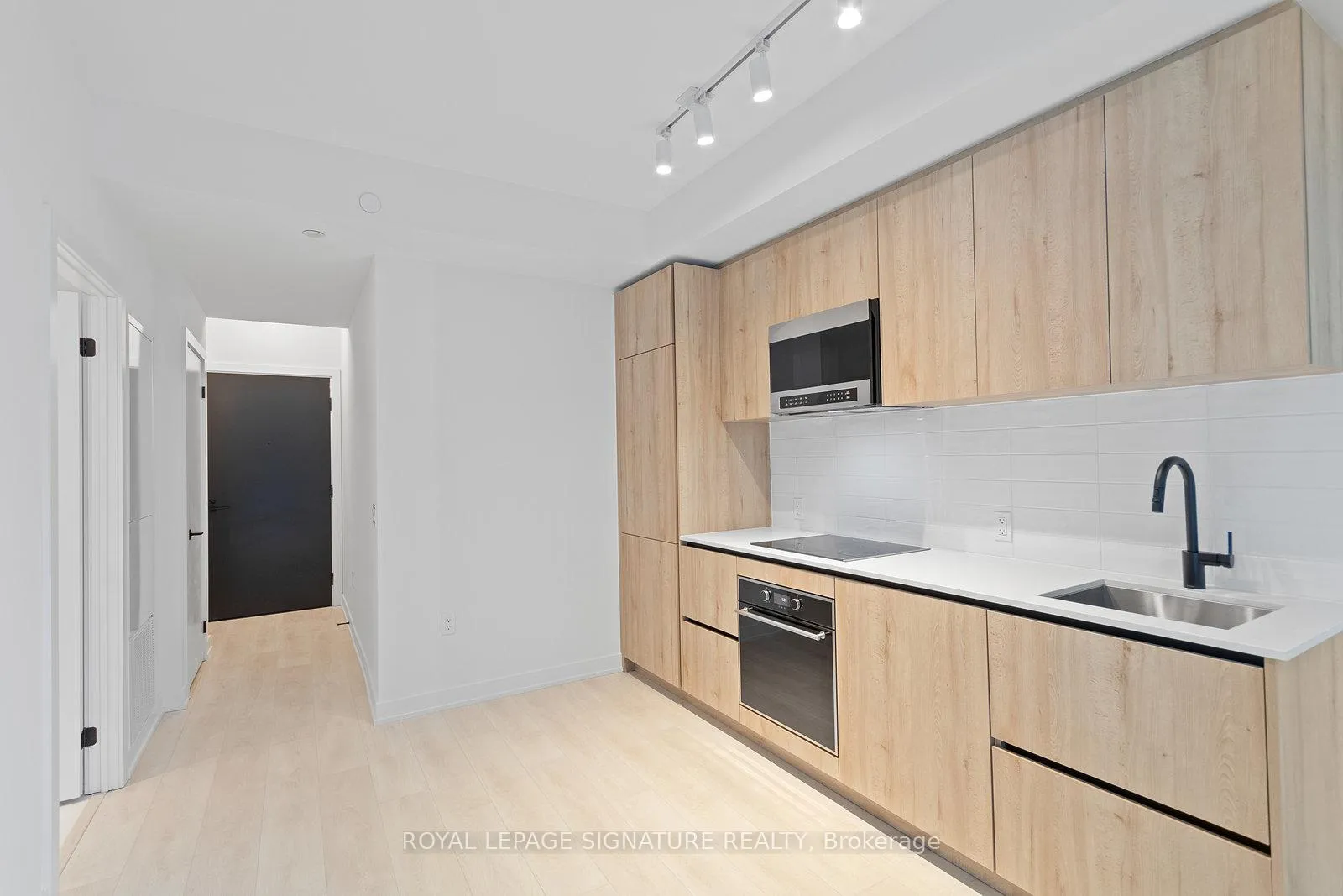 Photo 6 of Unit 1613, 117 Broadway Avenue, Toronto, Mount Pleasant West — HOMEH