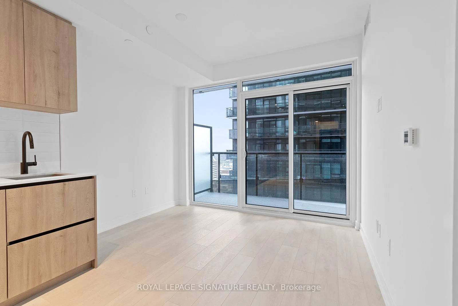 Photo 8 of Unit 1613, 117 Broadway Avenue, Toronto, Mount Pleasant West — HOMEH