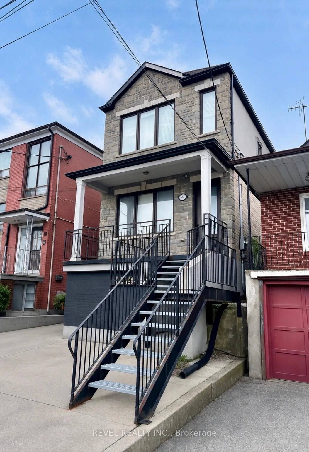 Front of Unit Lower, 564 Blackthorn Avenue