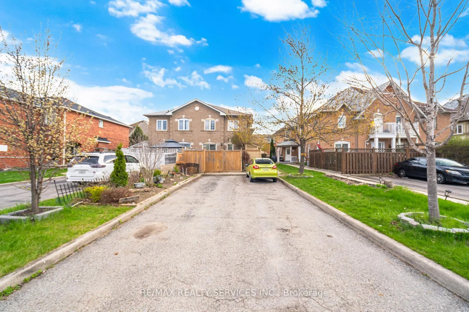 Photo 2 of 79 Pressed Brick Drive, Brampton, Brampton North — HOMEH