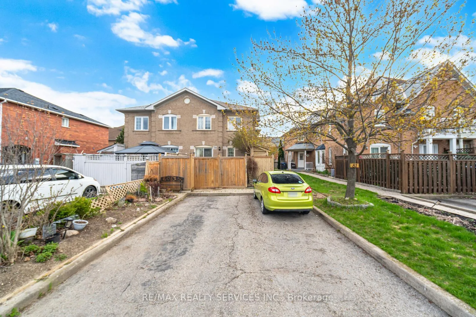 Photo 3 of 79 Pressed Brick Drive, Brampton, Brampton North — HOMEH