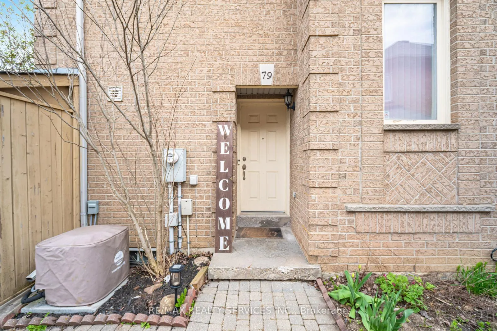 Photo 4 of 79 Pressed Brick Drive, Brampton, Brampton North — HOMEH