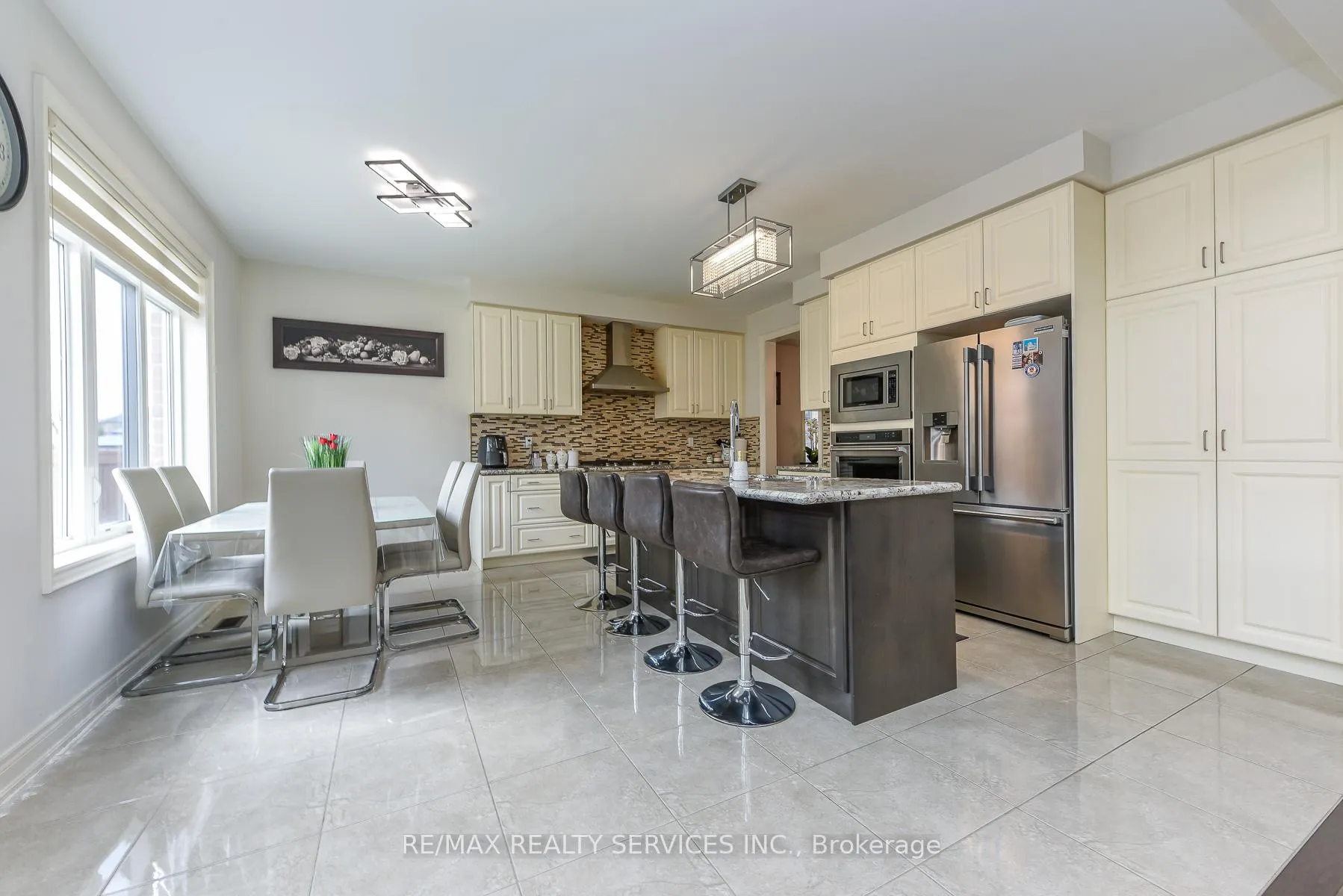 Photo 16 of 567 Dougall Avenue E, Caledon, Rural Caledon — HOMEH