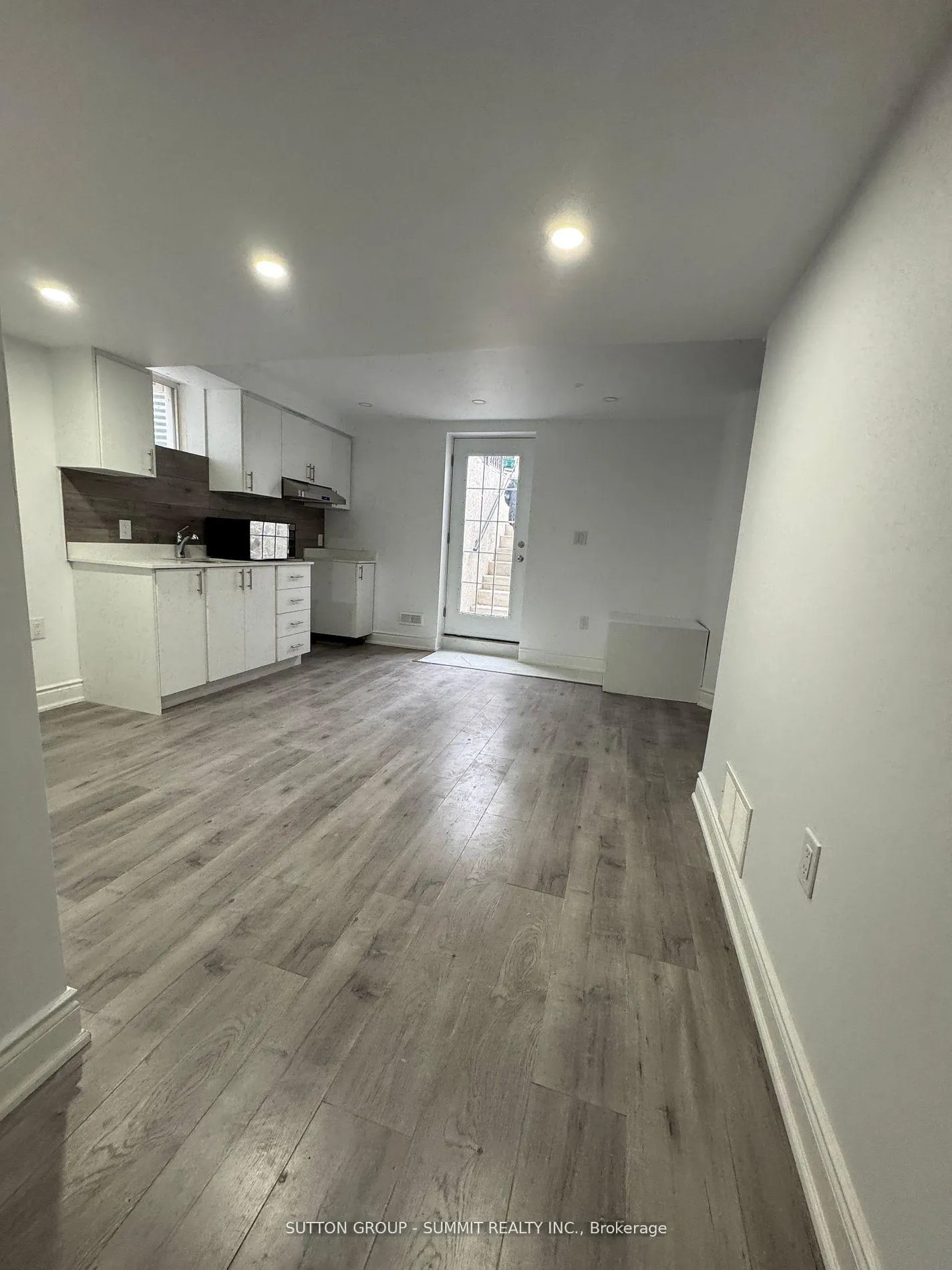 Front of Unit Lower, 674 Thompson Road S