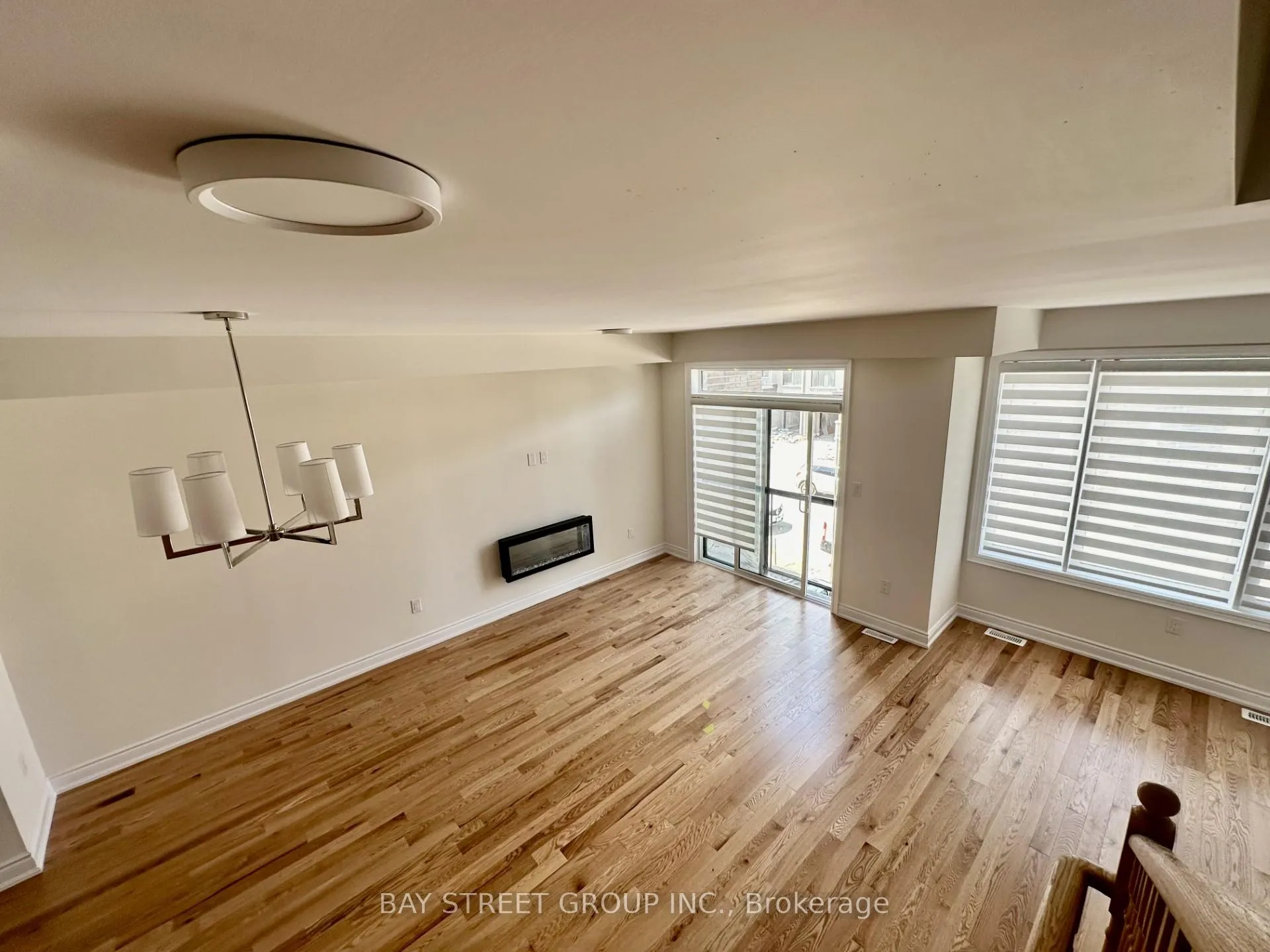 Photo 10 of 206 Tennant Circle, Vaughan, Vellore Village — HOMEH